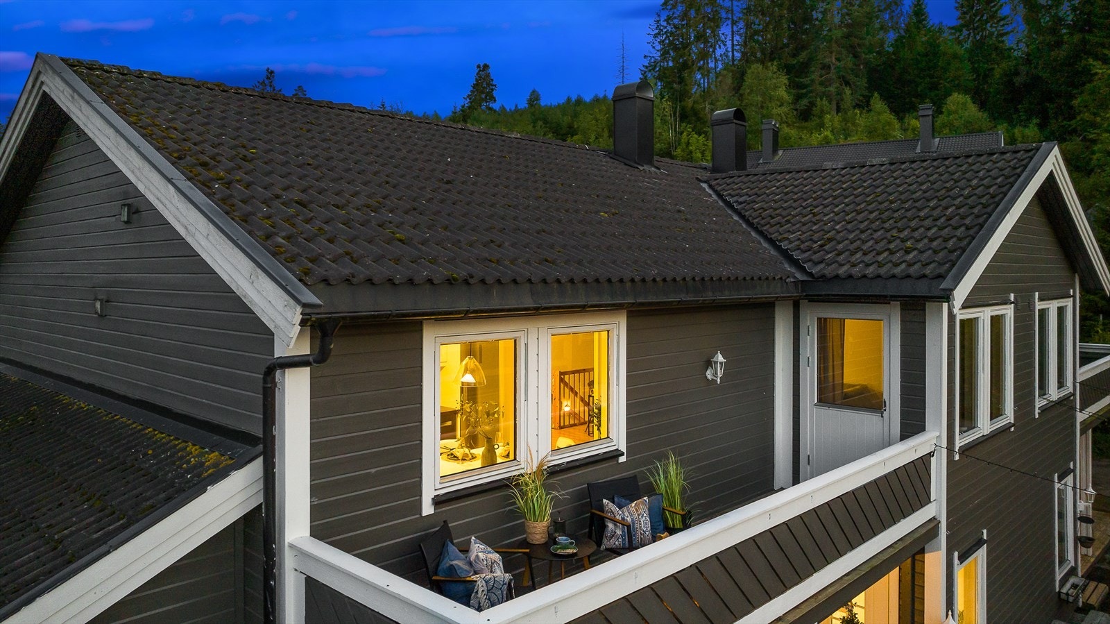 Idylliske omgivelser omkranser flermannshuset. Galleribilde