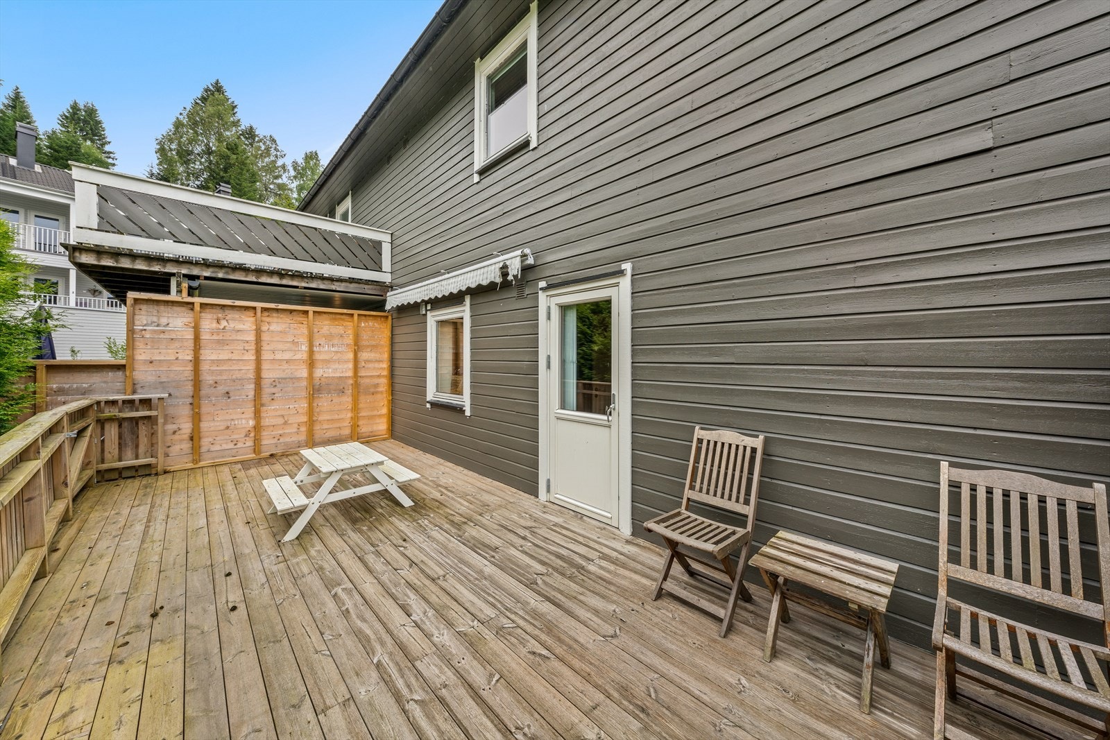 Terrasse på baksiden av huset. Galleribilde