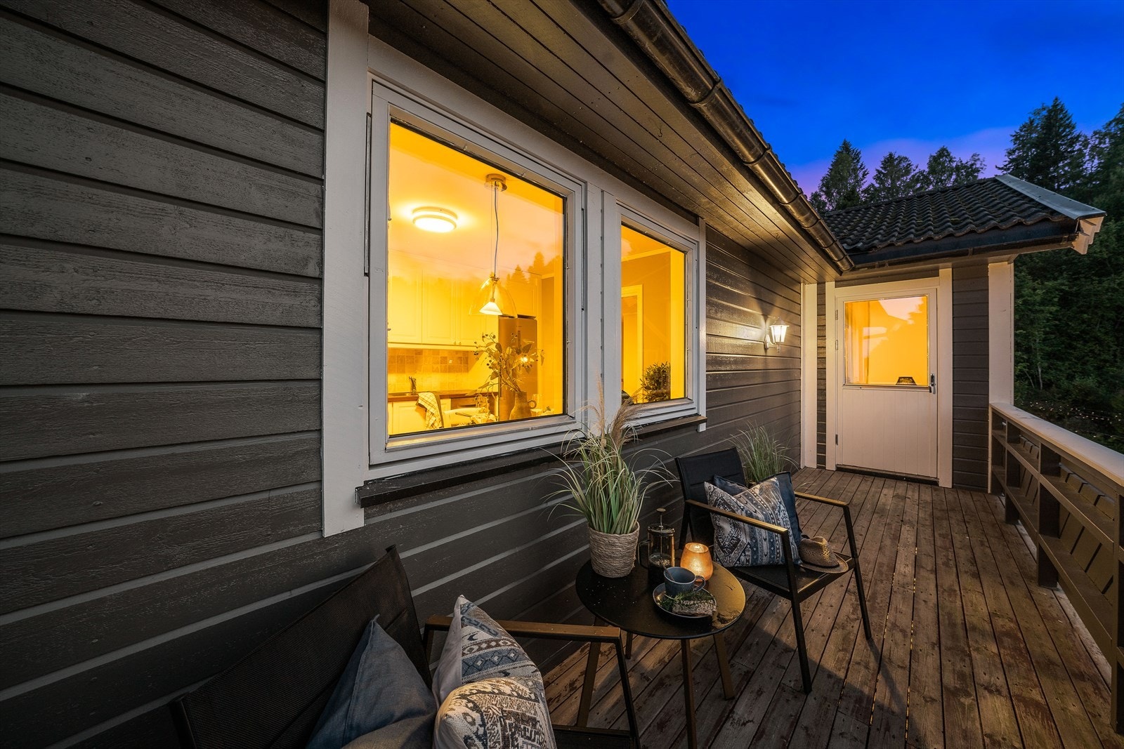 Balkong utenfor stue. Galleribilde