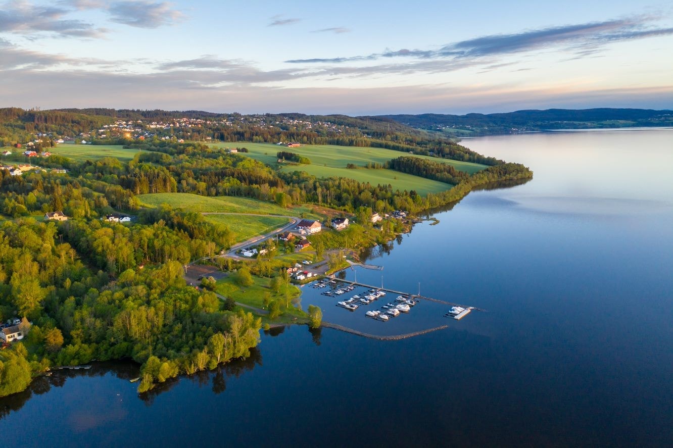 Båthavnen i Flateby. Attraktivt båtliv på Øyeren. Øyeren er den niende største innsjøen i Norge og er regnet som den innsjøen i Norge med flest fiskearter. Galleribilde