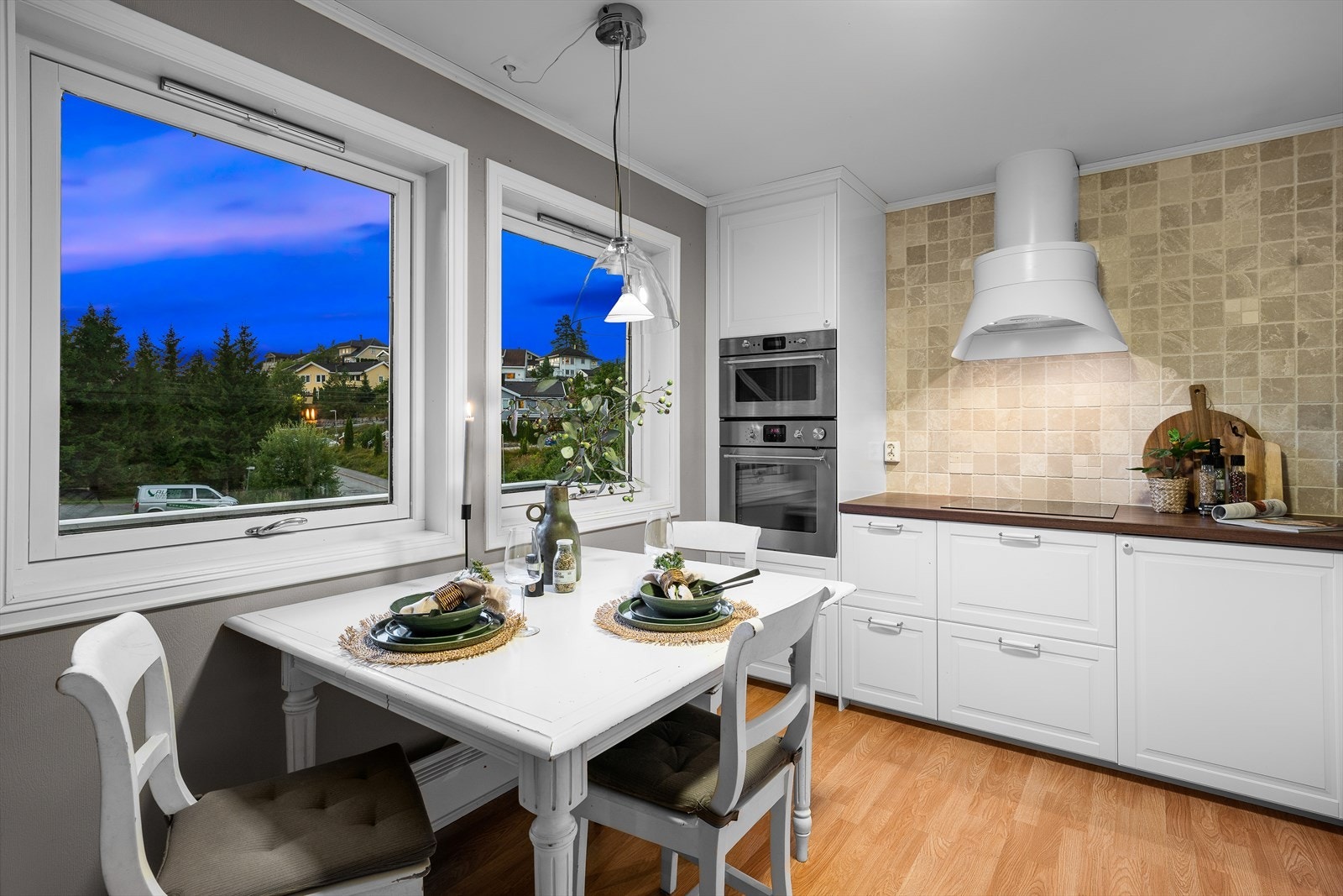 Fra spiseplassen har man hyggelig utsyn mot nærområdet. Galleribilde