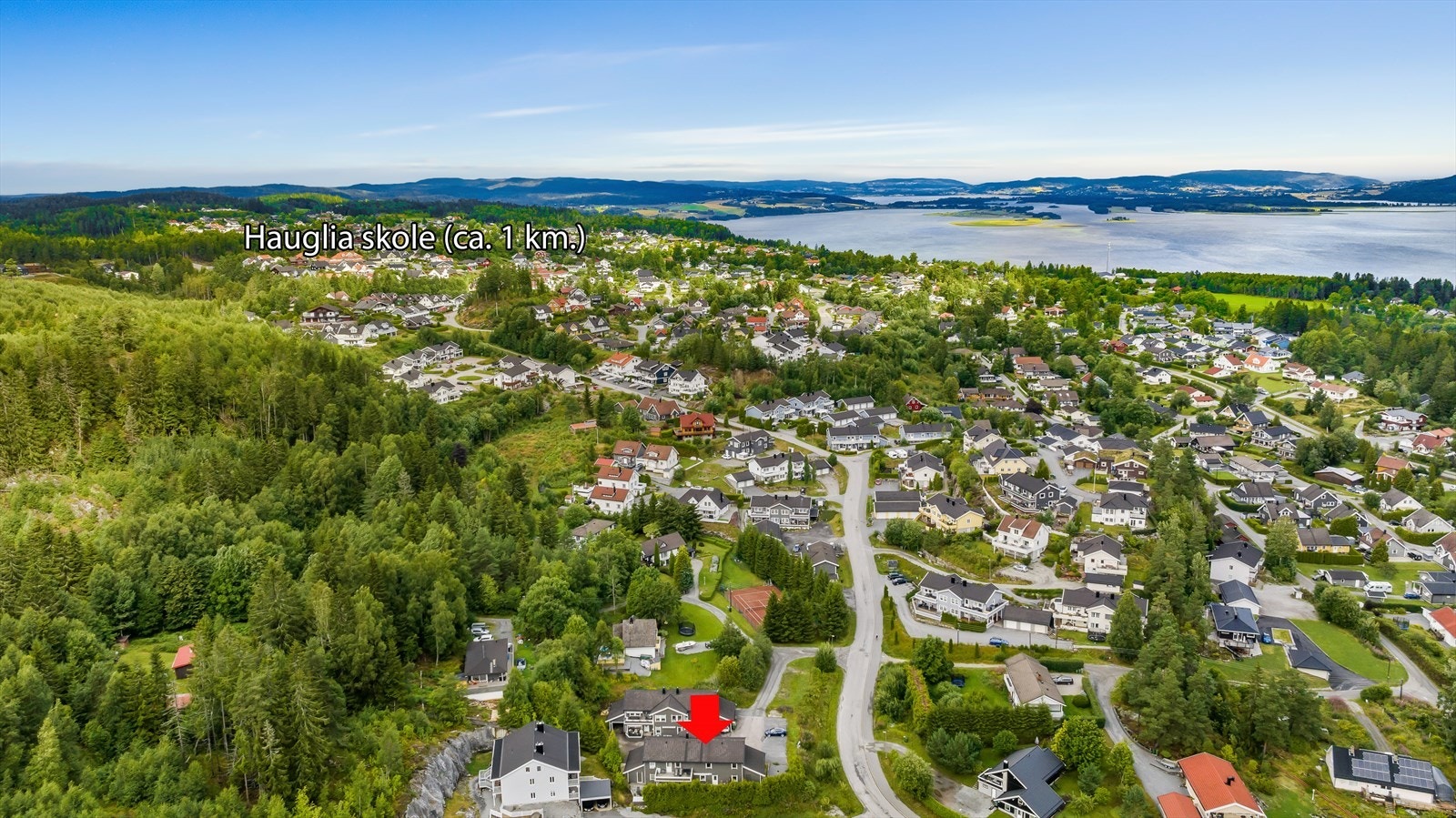 Her ser man den korte avstanden til Hauglia skole. Galleribilde
