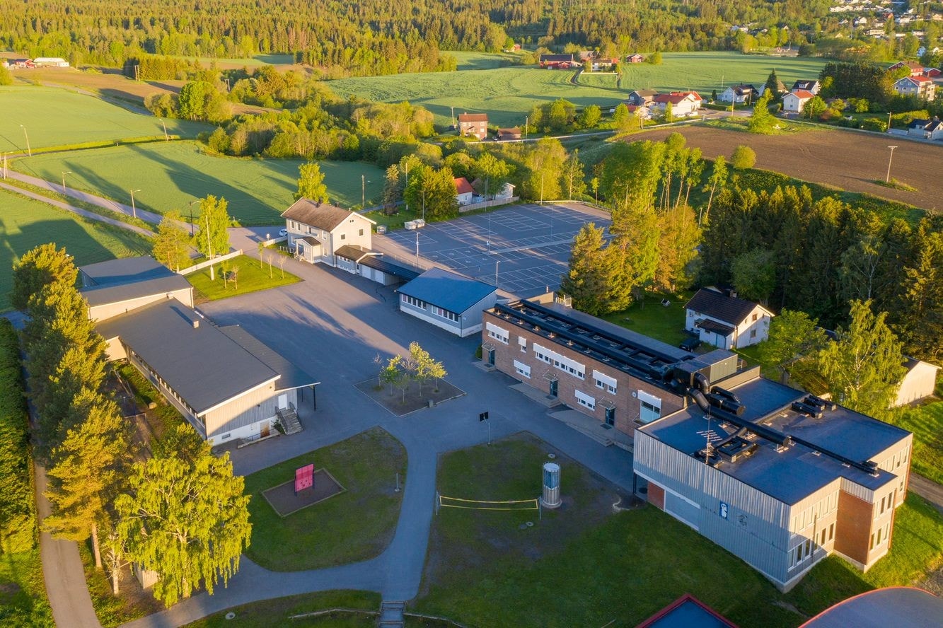 Stranden skole. Fra eiendommen er det gangavstand til Hauglia barneskole (1.-4. trinn) og til Stranden barneskole (5.-7. trinn). For elever i ungdomstrinnene er det skolebussordning til Kirkebygden barne- og ungdomsskole. Galleribilde