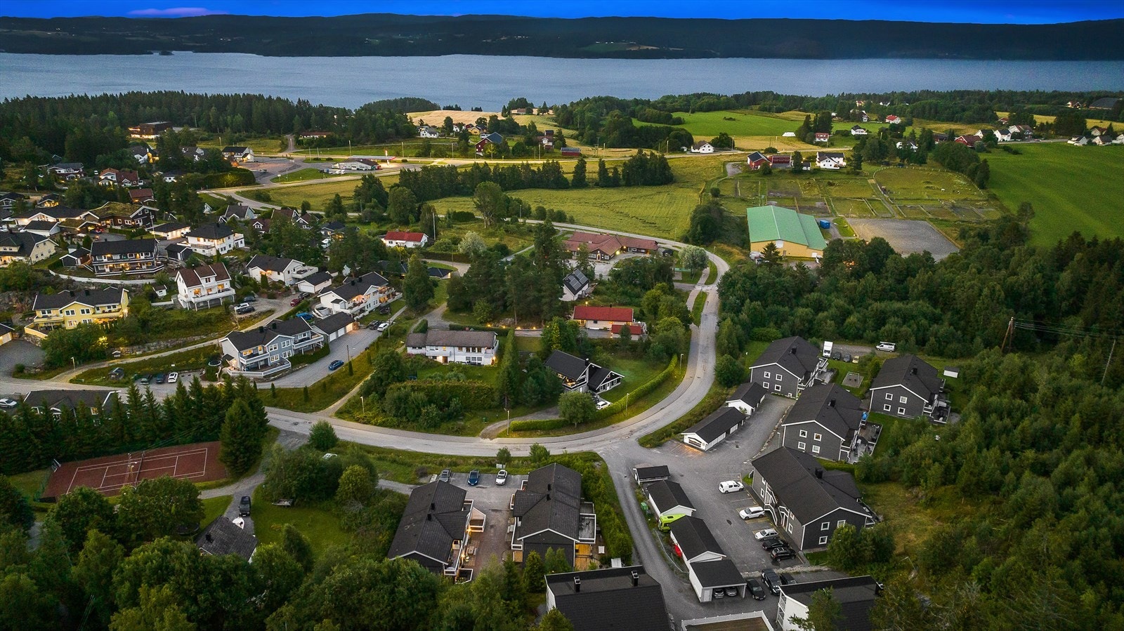 Boligområdet på kveldstid. Galleribilde