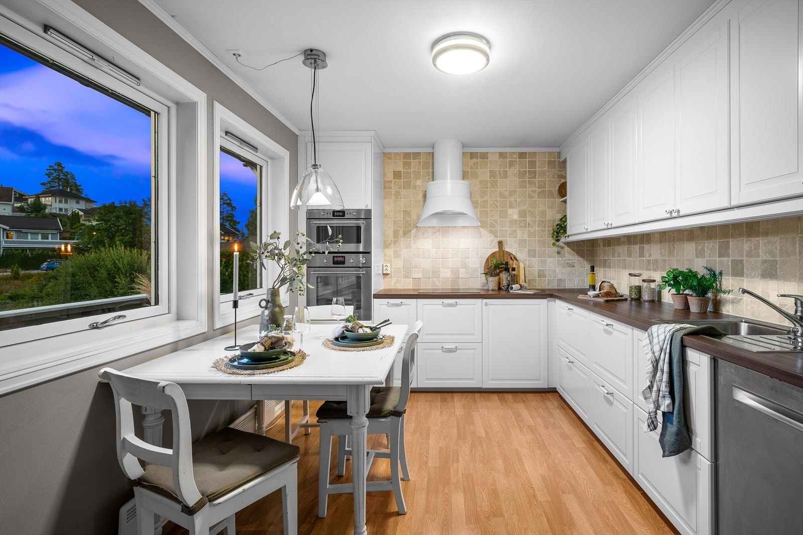 Boligen har et romslig, separat kjøkken med god skap- og benkeplass. Galleribilde