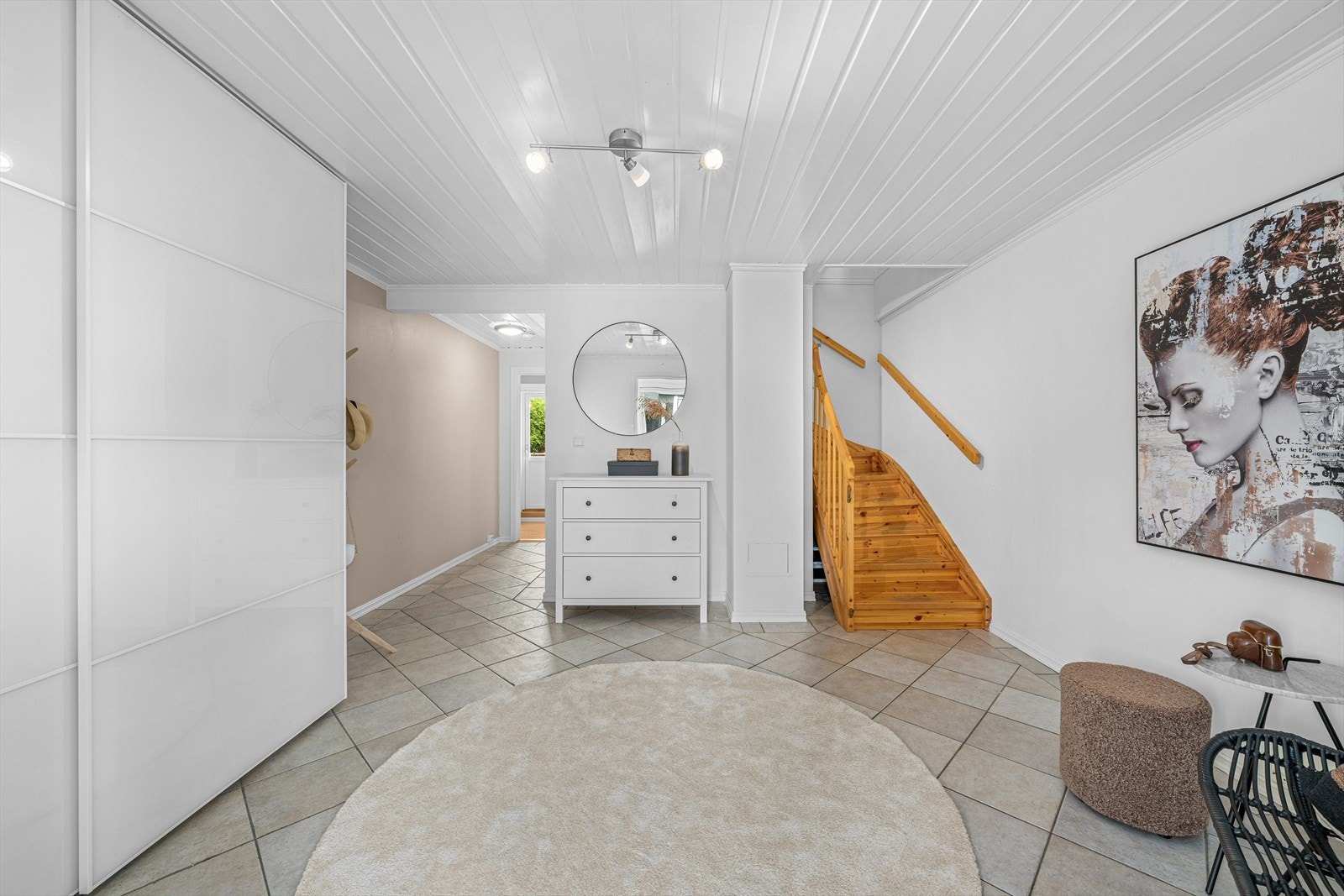 Romslig, flislagt hall i 1. etasje, med adkomst fra entreen. Galleribilde