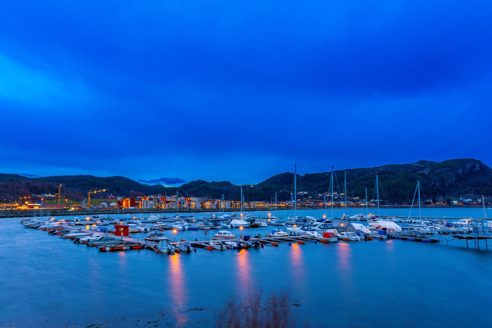 Kveldsfoto fra båthavnen i Hommelvik. Galleribilde