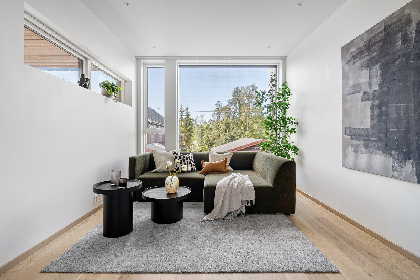 Boligen er en halvpart av tomannsbolig og strekker seg over 2 plan. Stuen ligger i 2.etasje og har god plass til sofa med tilhørende møblement i front av den store vindsuflaten som slipper inn rikelig med dagslys!