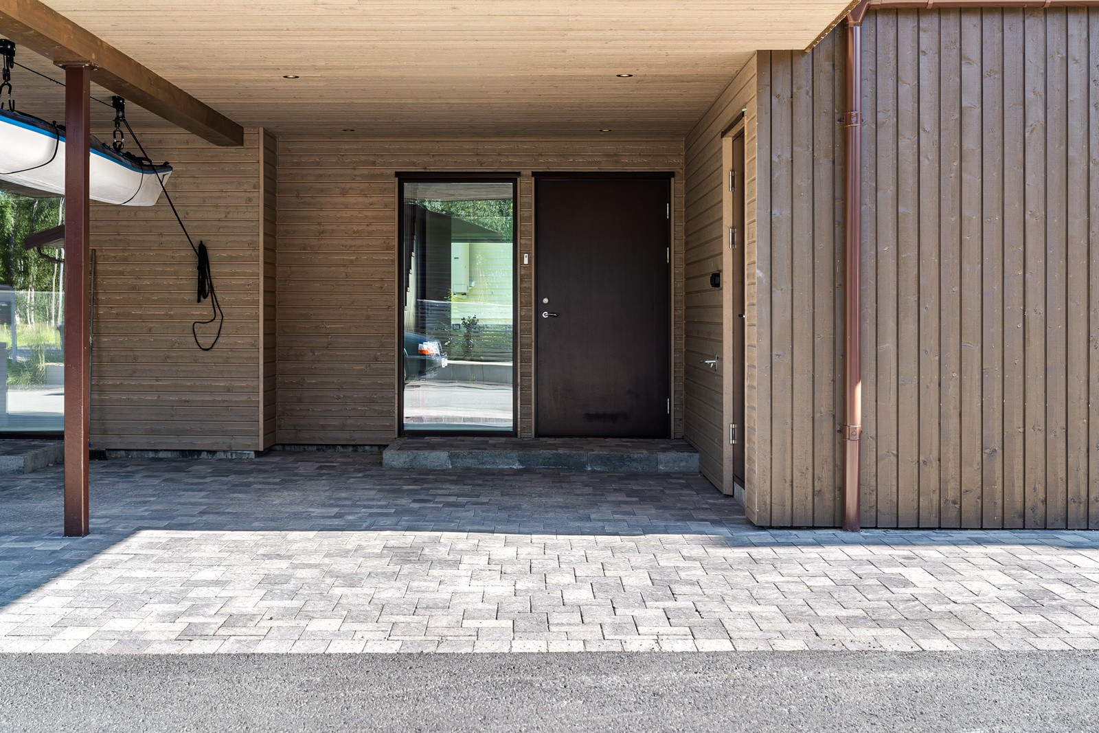 Pent inngangsparti. Parkering finnes i carport og på tomten.