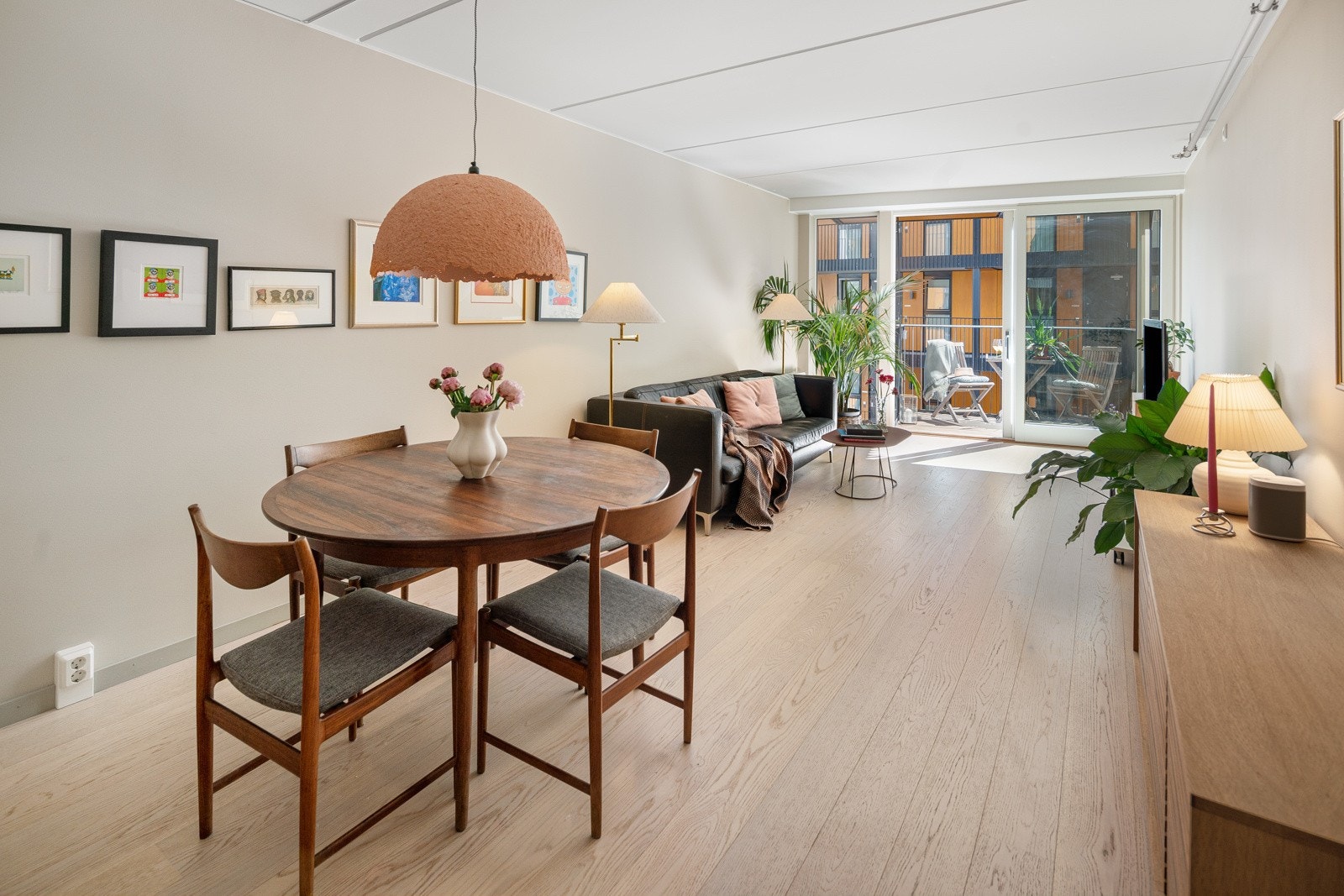 Stuen har plass til både spisebord og sittegruppe Galleribilde