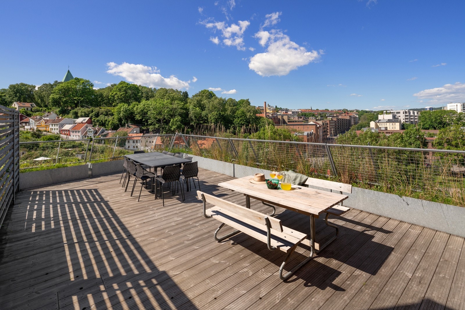 På takterrassene er det nydelig utsikt og sol fra morgen til kveld Galleribilde
