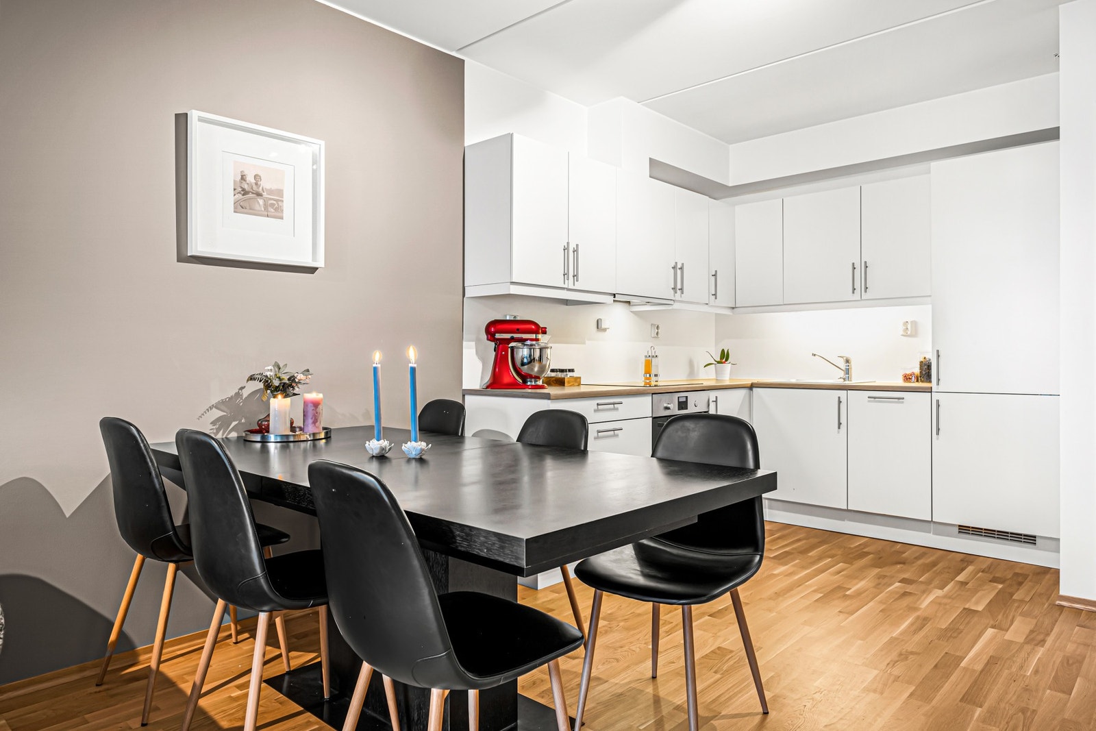 Boligen har en praktisk planløsning som gir gode møbleringsmuligheter. Galleribilde