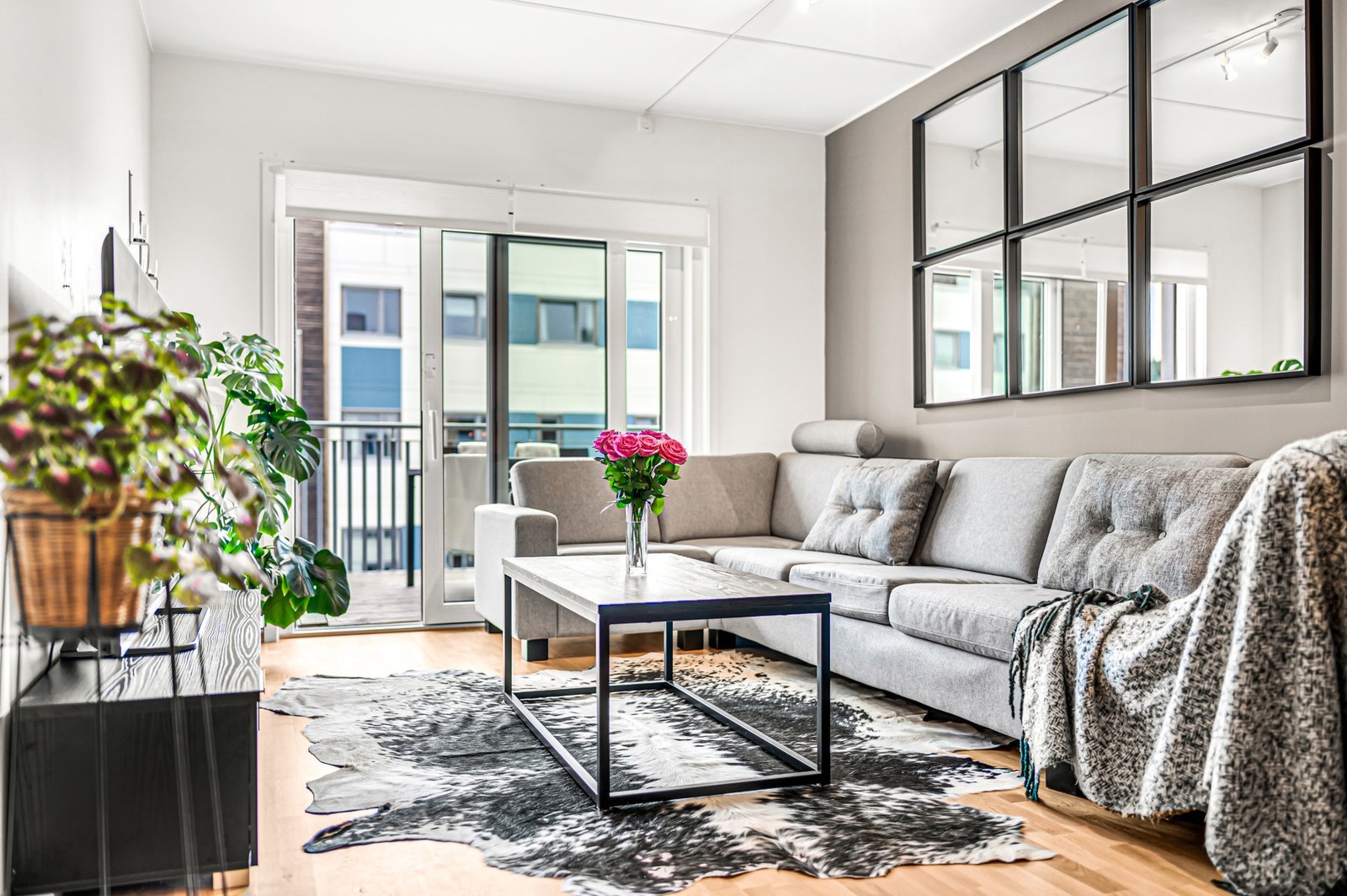 Leiligheten er på hele 59 kvm og er malt i tidsriktige fargetoner. Her får man en lys og luftig atmosfære. Galleribilde