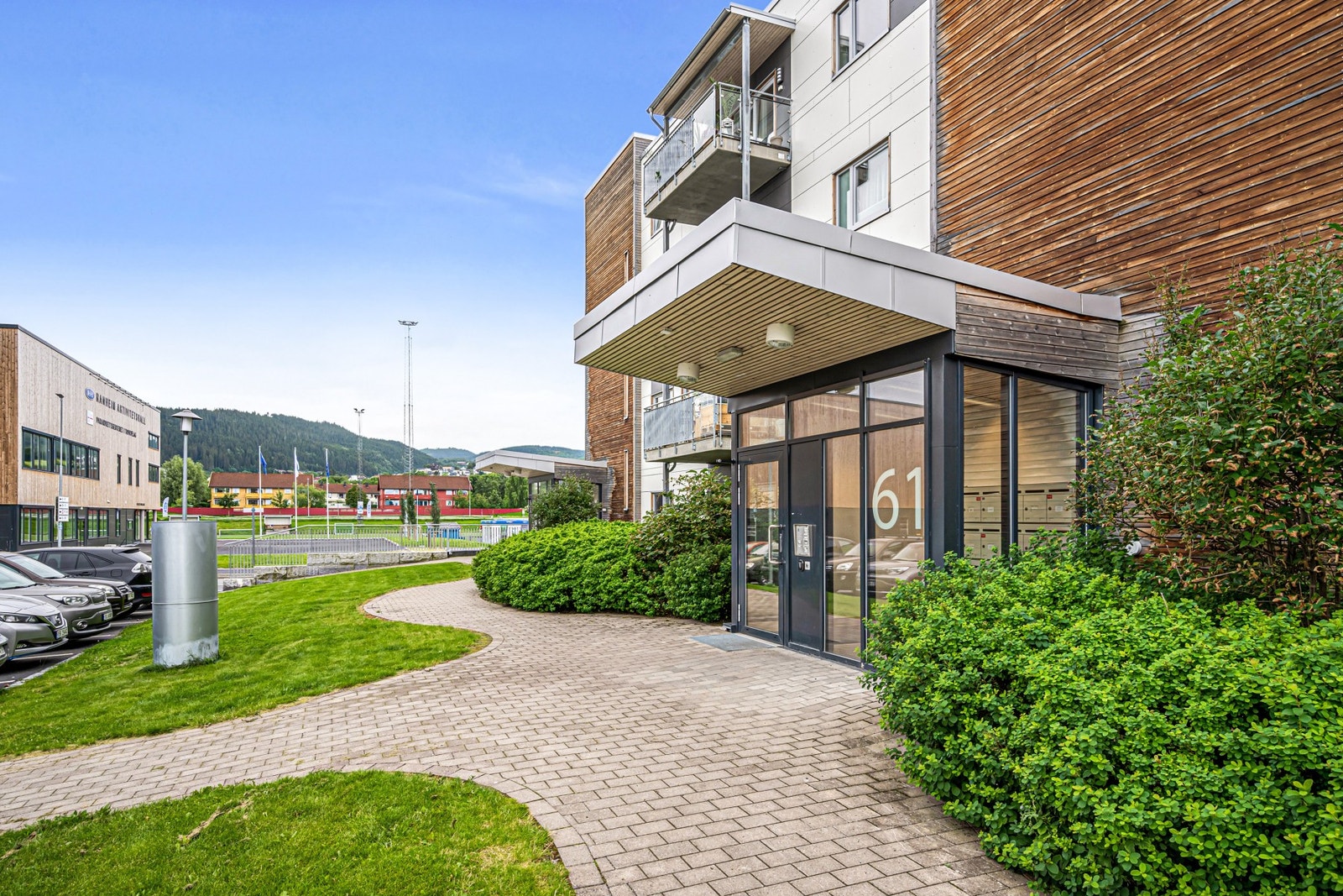 Fasade. Ekstern bod og parkeringsplass i garasjekjeller. Det er heis i bygget. Galleribilde