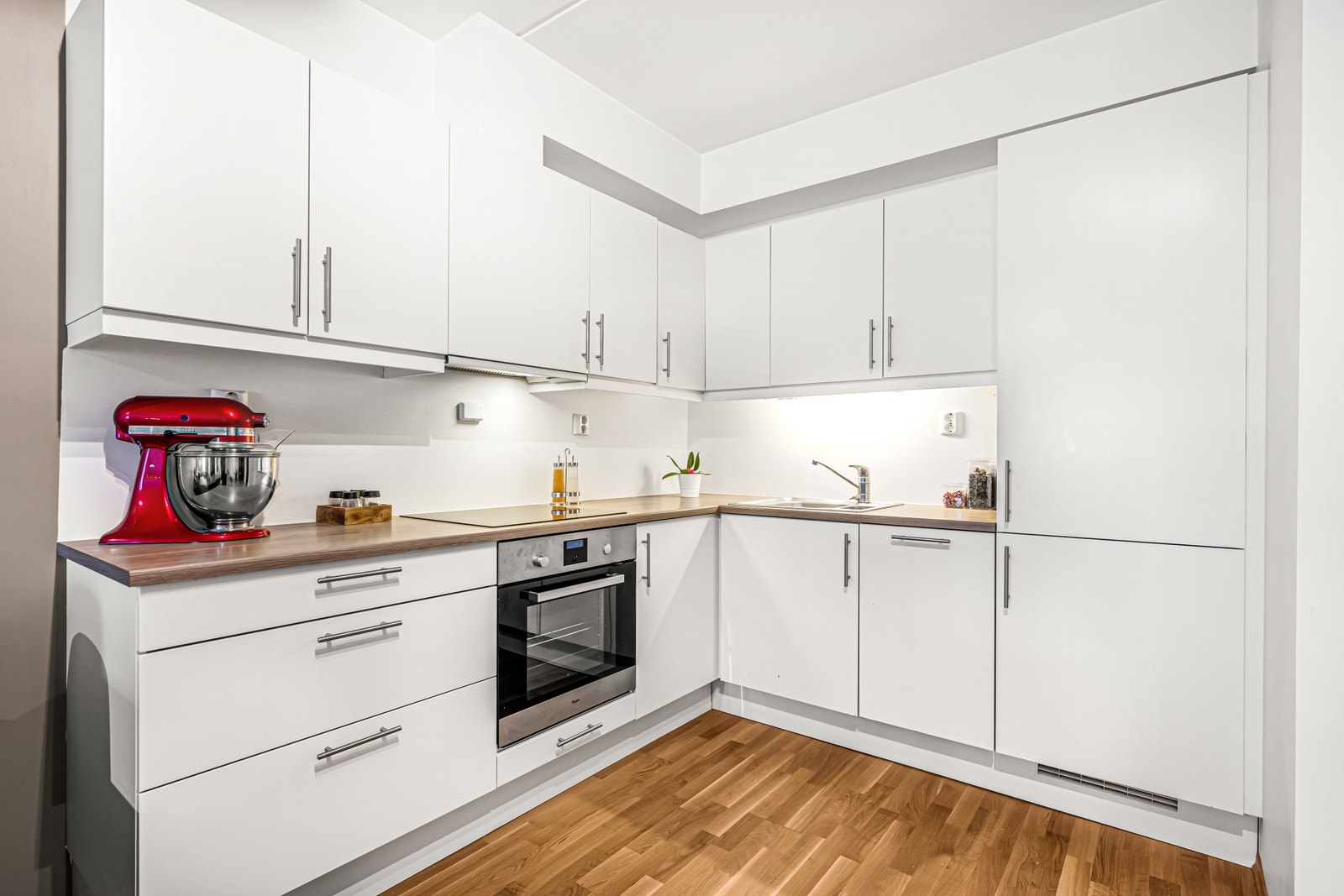 Lyst og moderne kjøkken. Det er gitt tilstandsgrad 1 på alle punkter i takstmannens rapport. Galleribilde