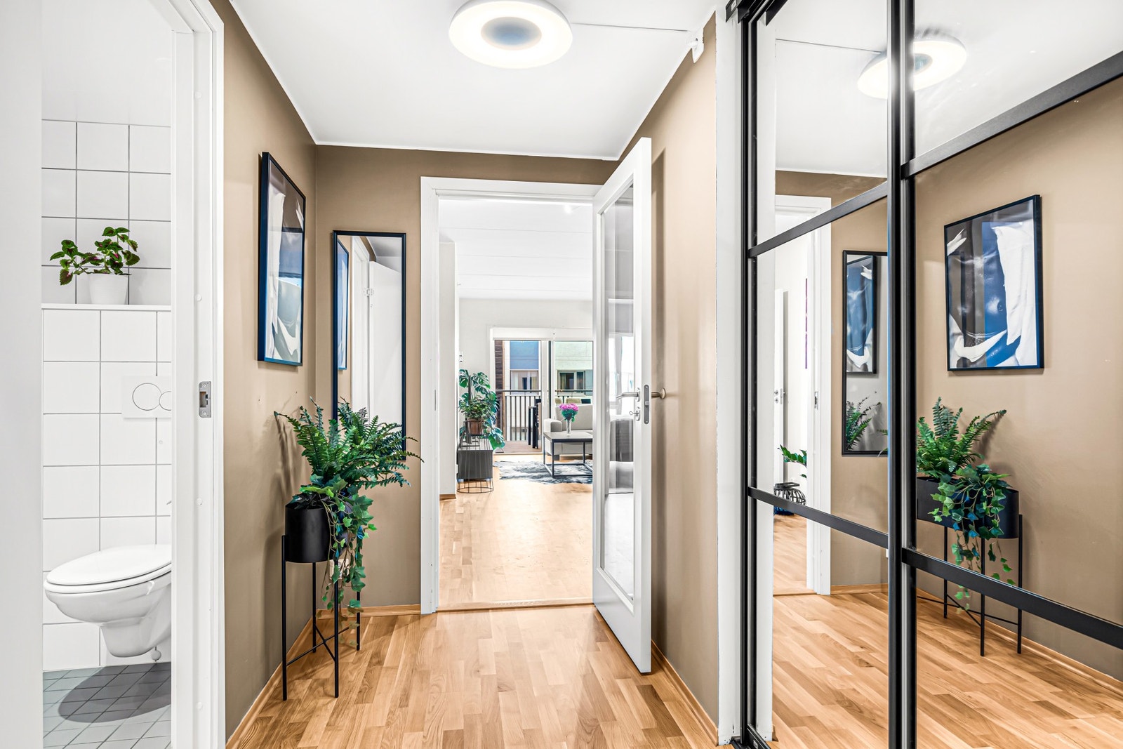 Her kommer man inn en varm og innbydende leilighet! Praktisk skyvedørsgarderobe med speilfronter i inngangspartiet. Galleribilde