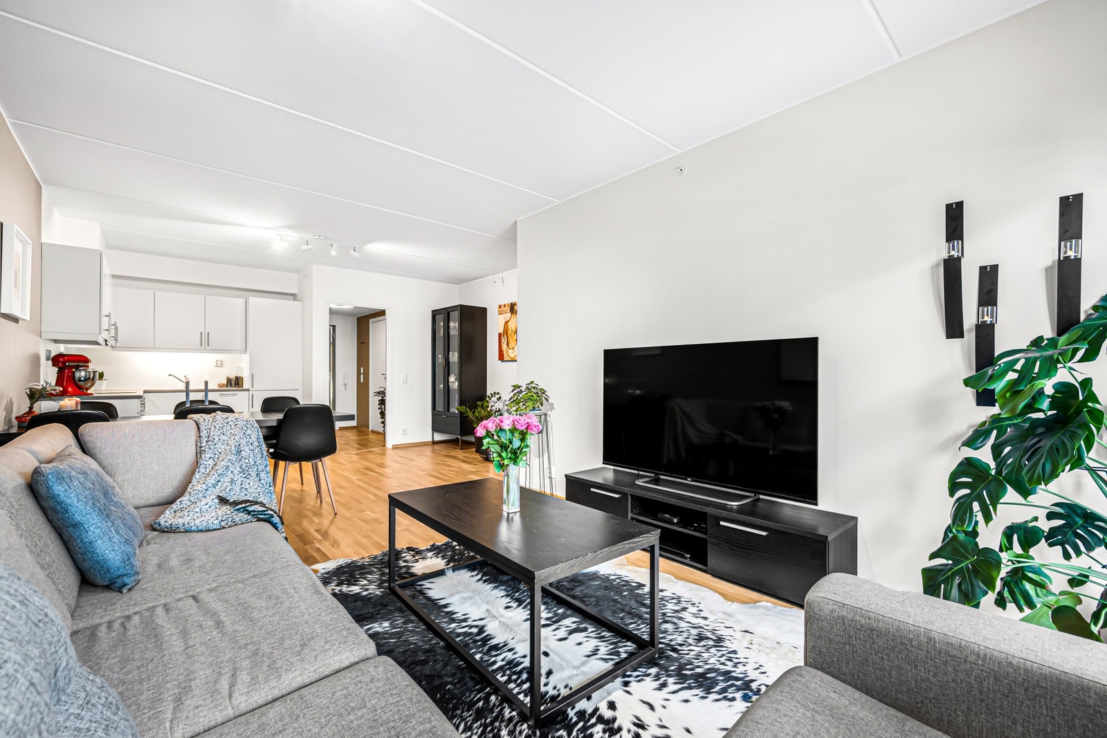 Leiligheten ble ferdigstilt så sent som i 2015 og har en gjennomgående moderne standard. Galleribilde