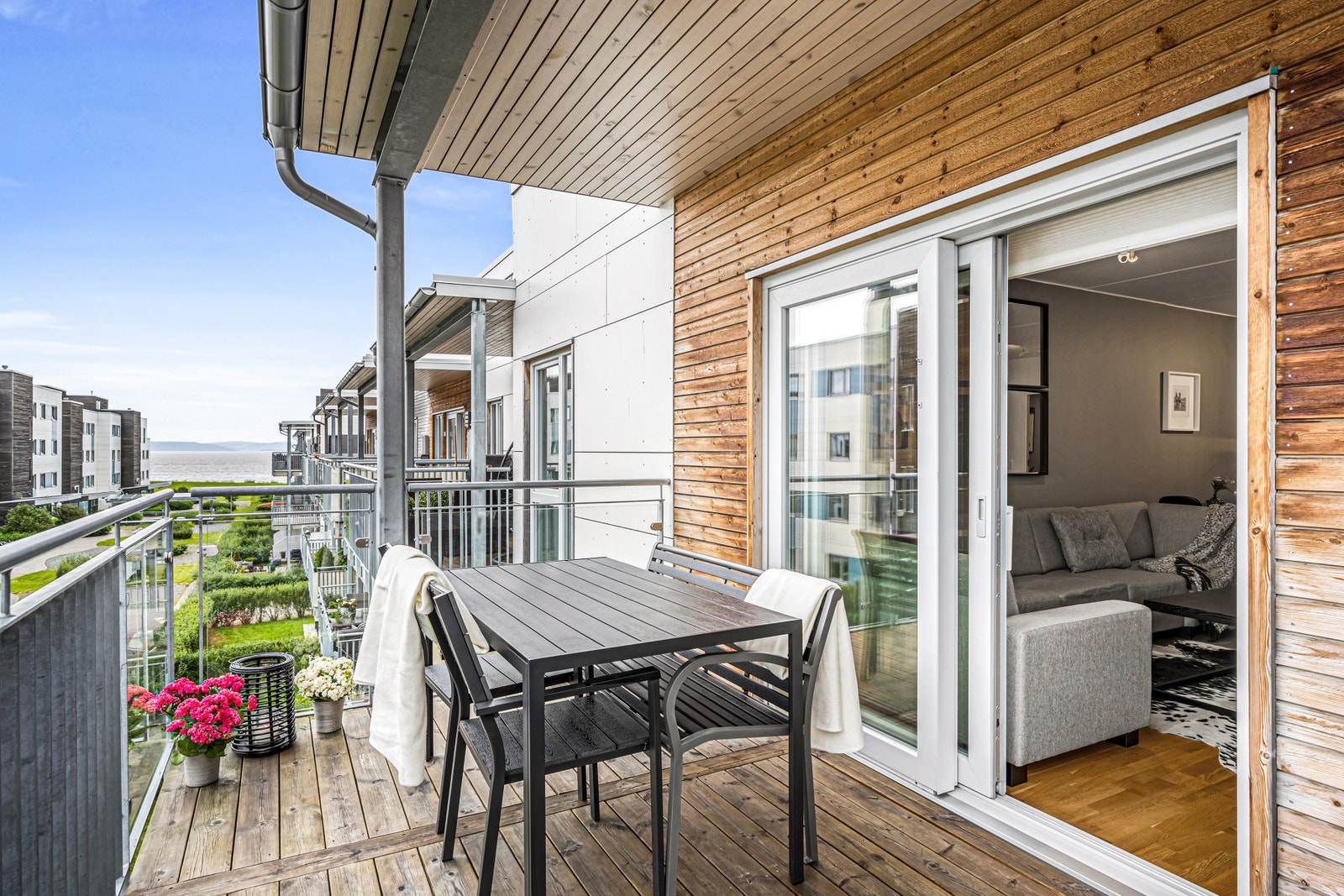 I forlengelse av stue finner man leilighetens balkong som har god plass til utemøblement og grill. Galleribilde