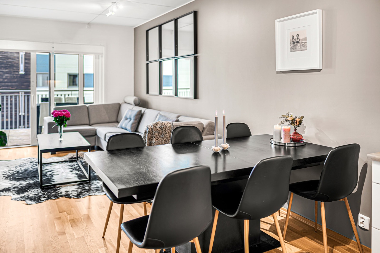 I overgangen til kjøkken er det god plass til en spisegruppe. Galleribilde