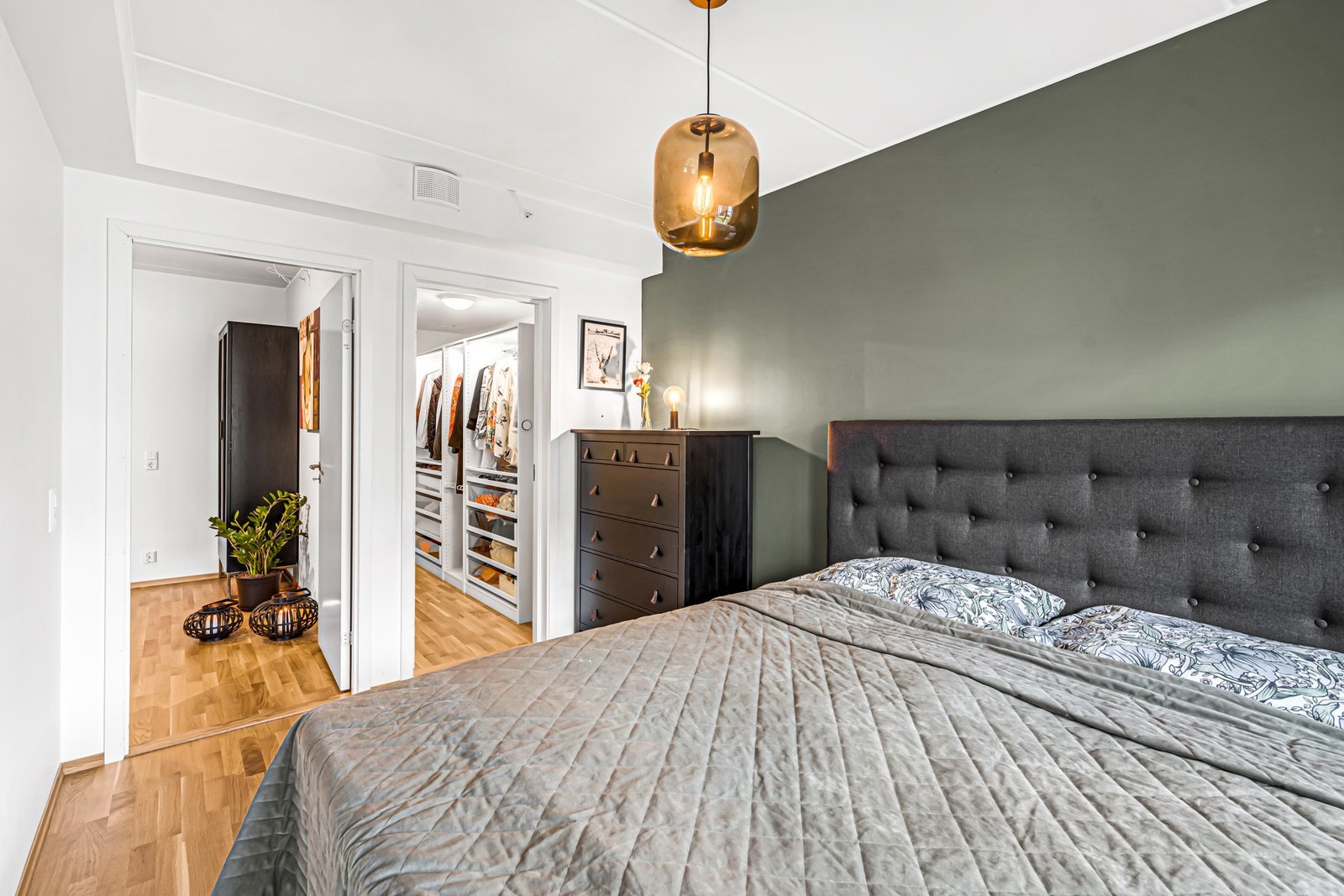 I tilknytning til soverommet finner man en praktisk bod som i dag er innredet som walk-in closet. Galleribilde