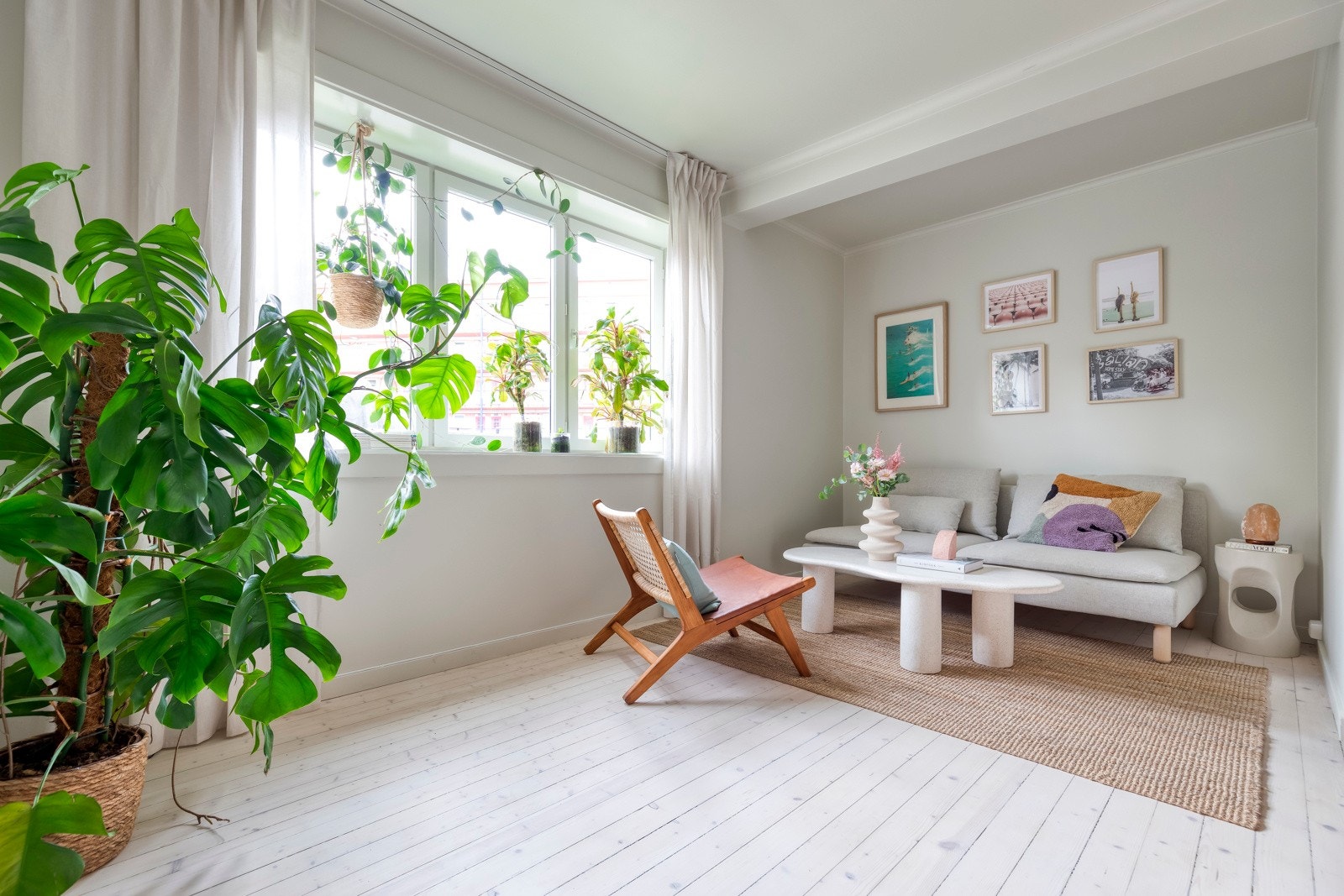 Gjennomført oppussing med avstemte fargevalg og nyslipte, originale tregulv. Galleribilde