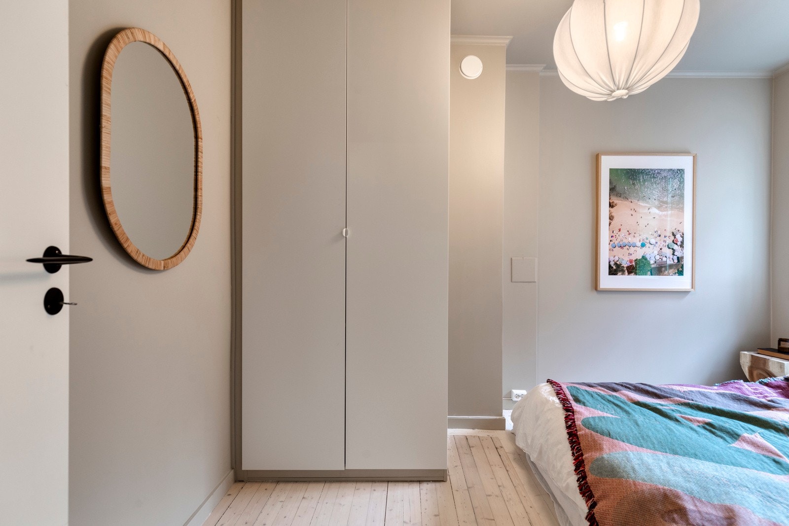 Soverom 2: Plass til dobbeltseng og nattbord, skrivepult, eller annet ønskelig møblement. Galleribilde