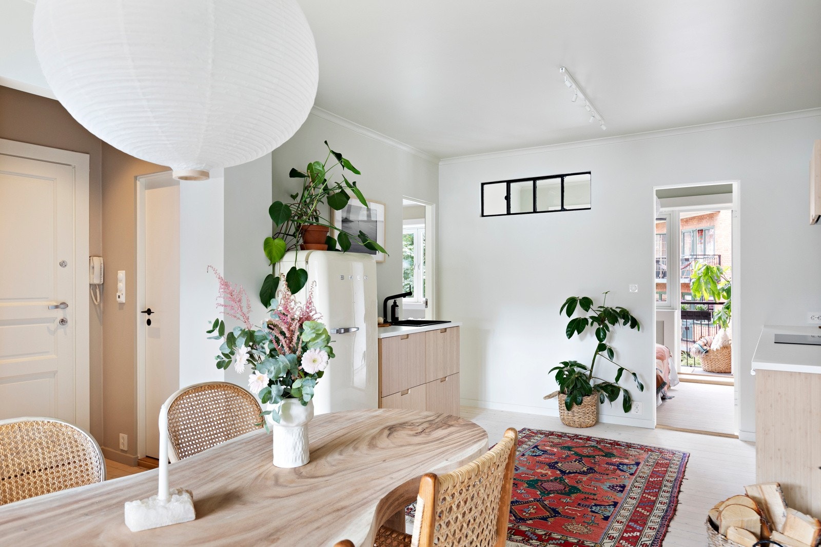 Åpen stue- og kjøkkenløsning som gjør dette til et sosialt og hyggelig oppholdsrom. Galleribilde