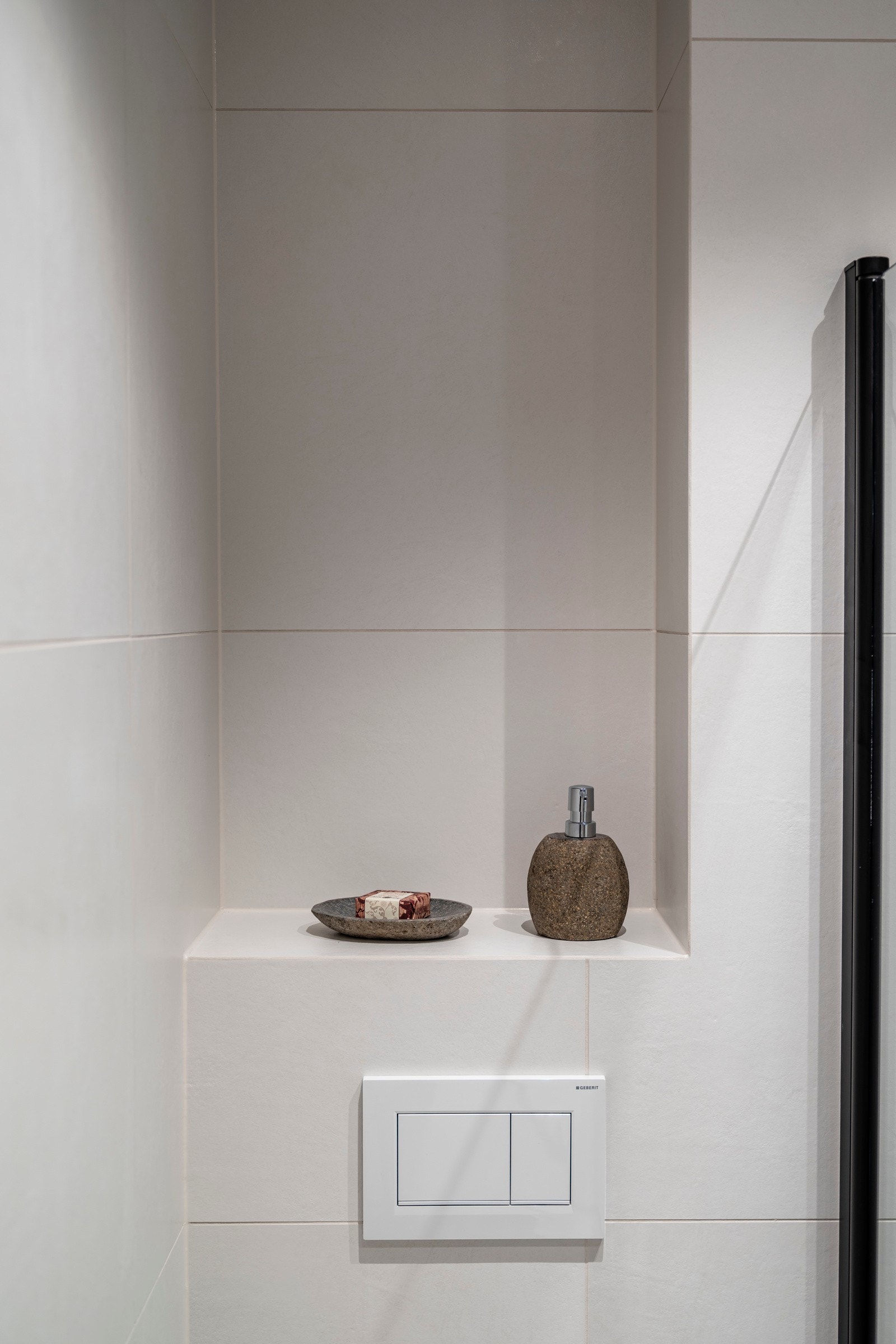 Detalj - bad. Det er varme i gulv og downlights i himling. Galleribilde