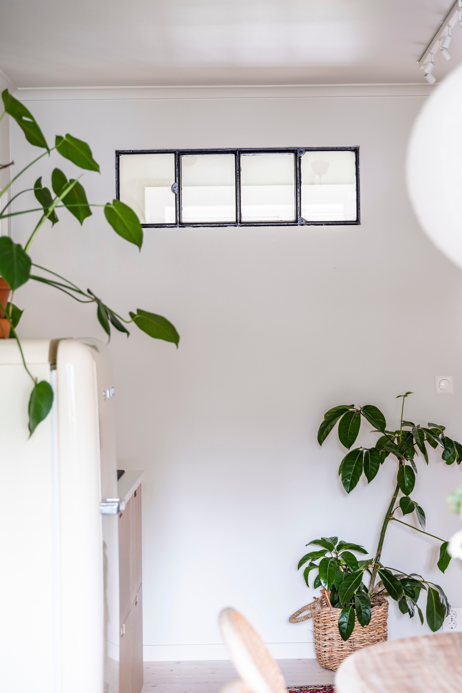 Vindu mellom soverom og kjøkken som gir et fint lysinnslipp. Galleribilde