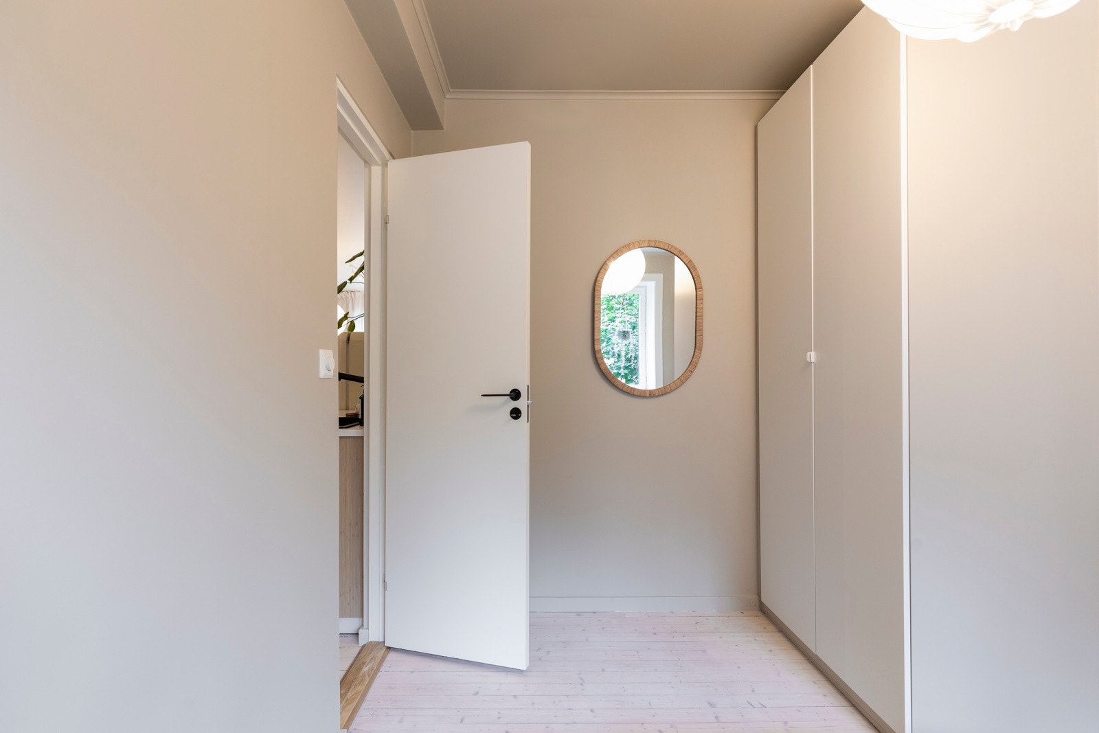 Soverom 2: Oppbevaringsplass i garderobeskap. Galleribilde