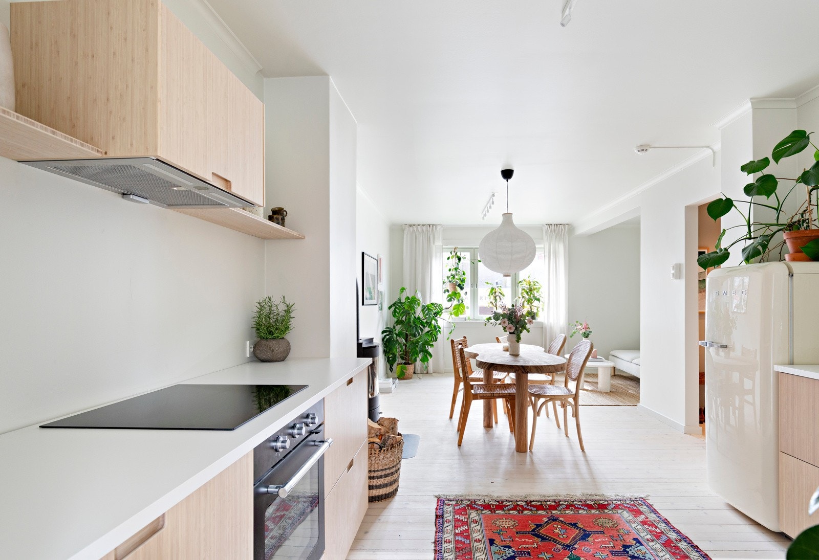 Stilrent kjøkken (også fra 2022) med slette fronter og hvit benkeplate. Galleribilde