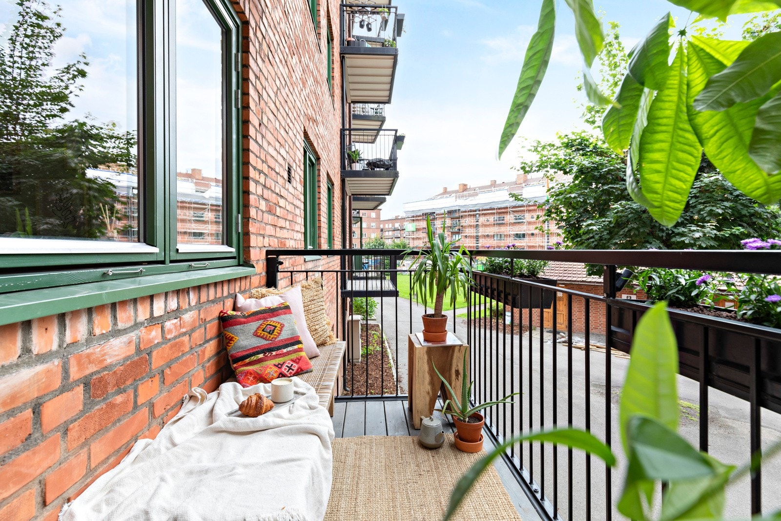 Herlig balkong på ca. 3,7 kvm med god plass til utemøblement, grill og planter. Galleribilde