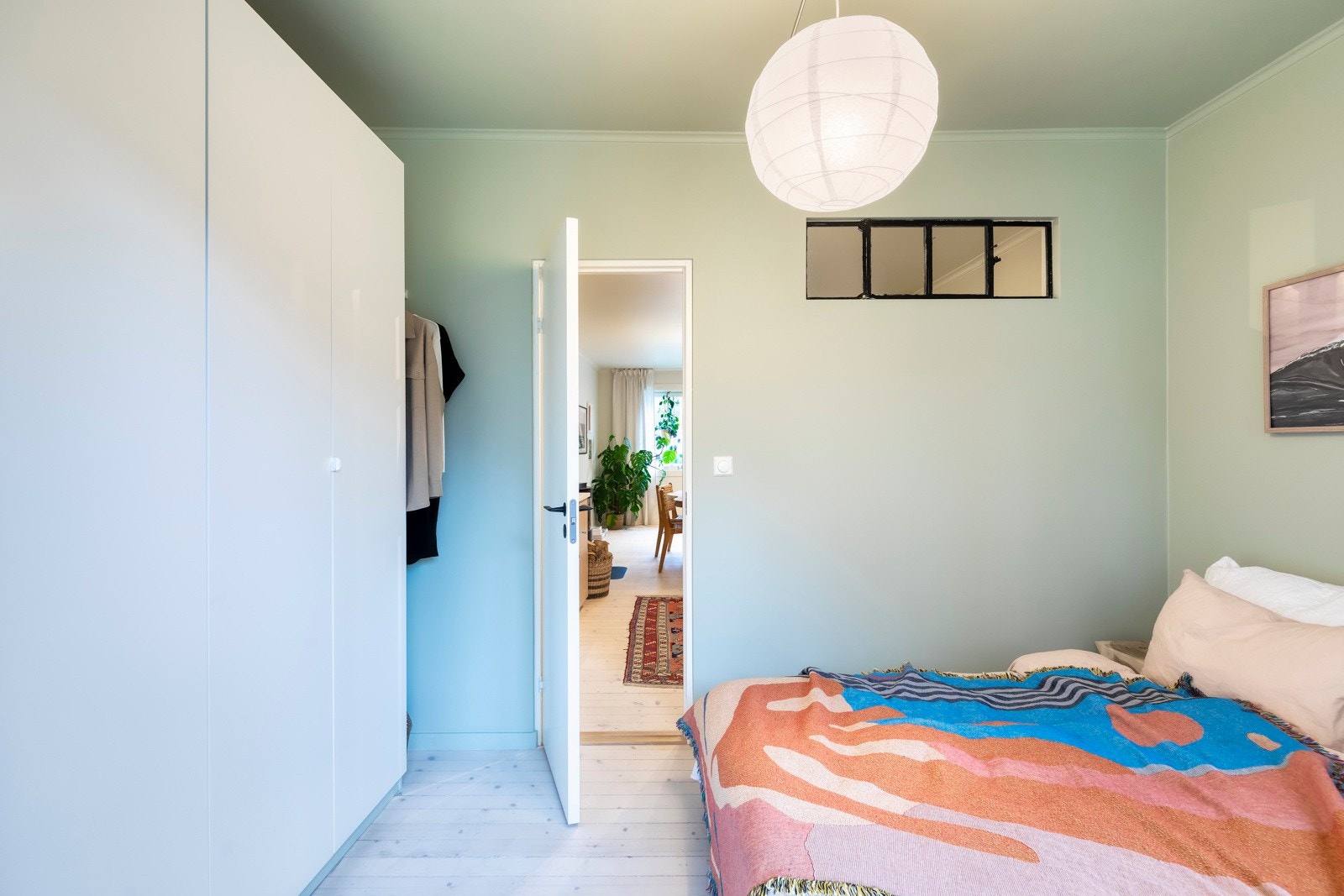 Soverom 1: Lyse, tidsriktige fargevalg. Galleribilde