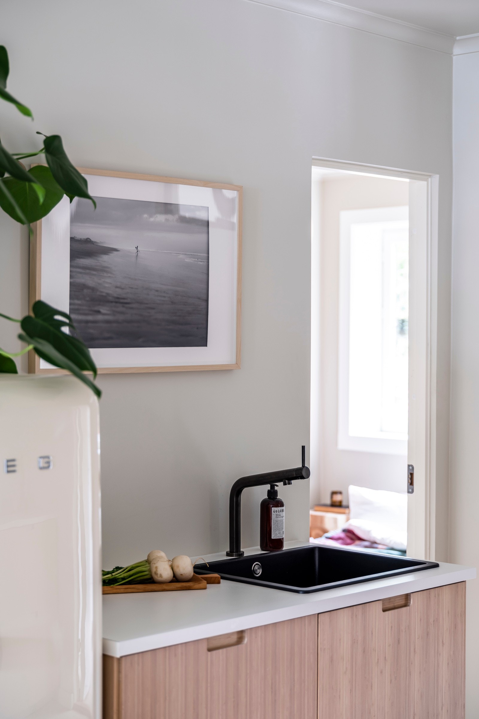 Sorte detaljer med oppvaskkum, armatur og håndtak. Galleribilde