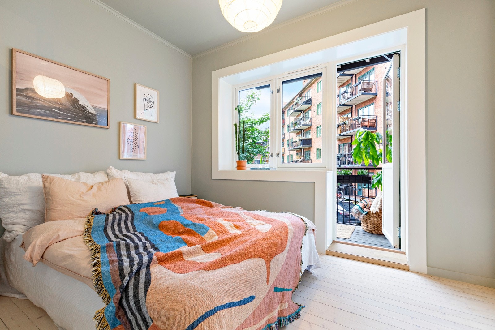 Soverom 1: Luftig og pent soverom med god plass til dobbeltseng og nattbord på hver side. Galleribilde