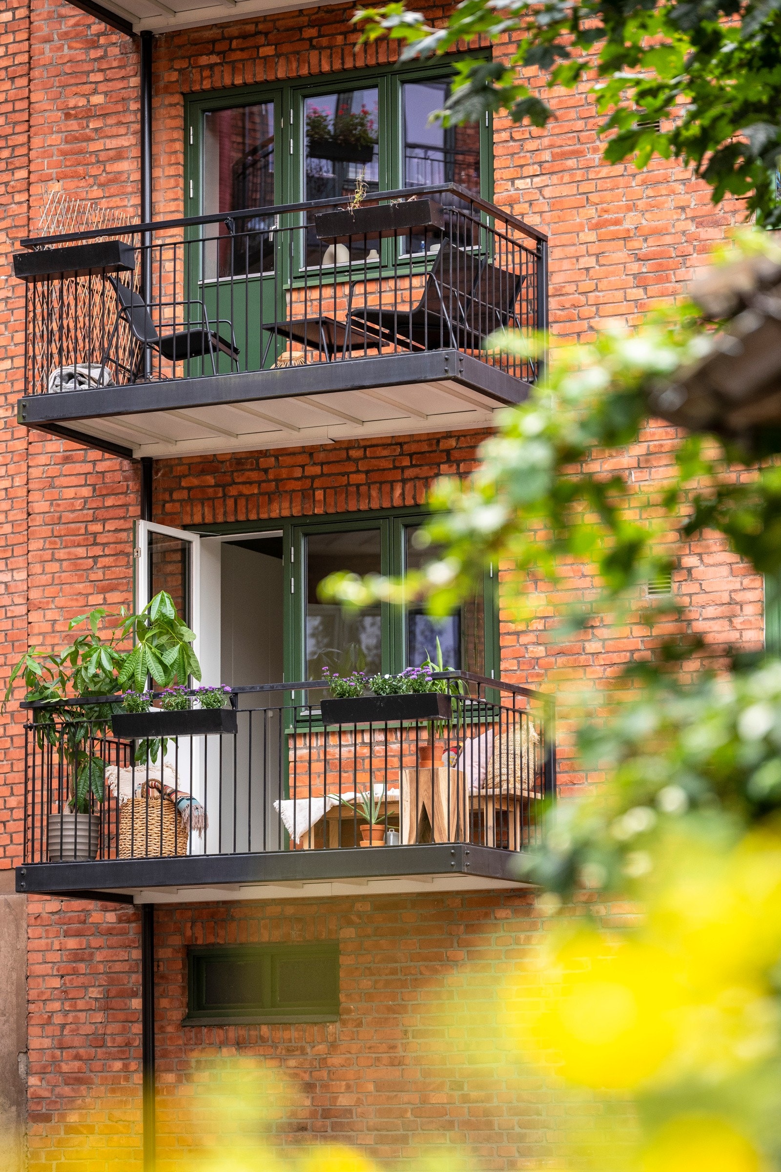 Leiligheten ligger i en høy 1. etasje (føles som 2. etasje). Galleribilde