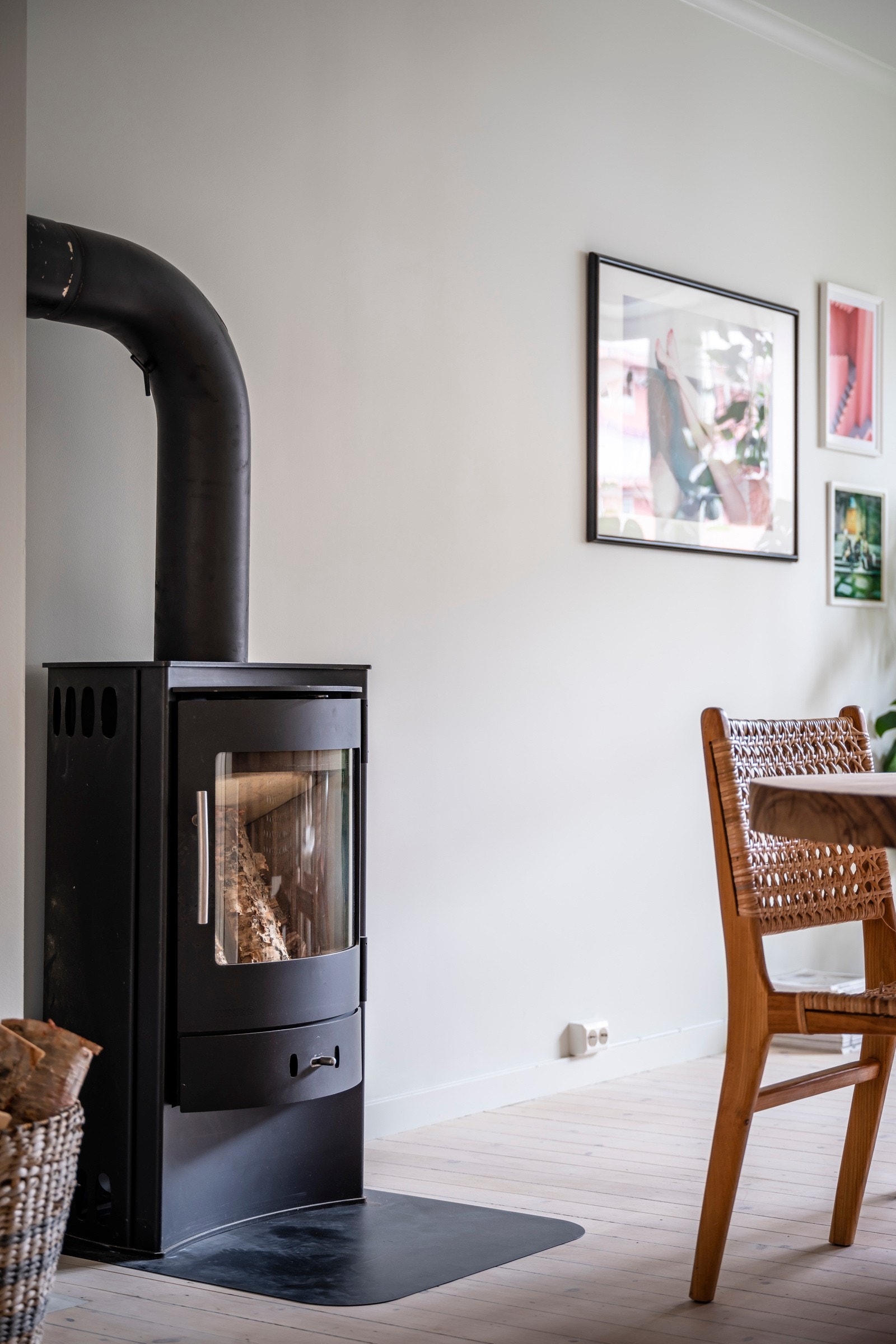 Peisovn i hjørnet som gir lun og god varme. Galleribilde