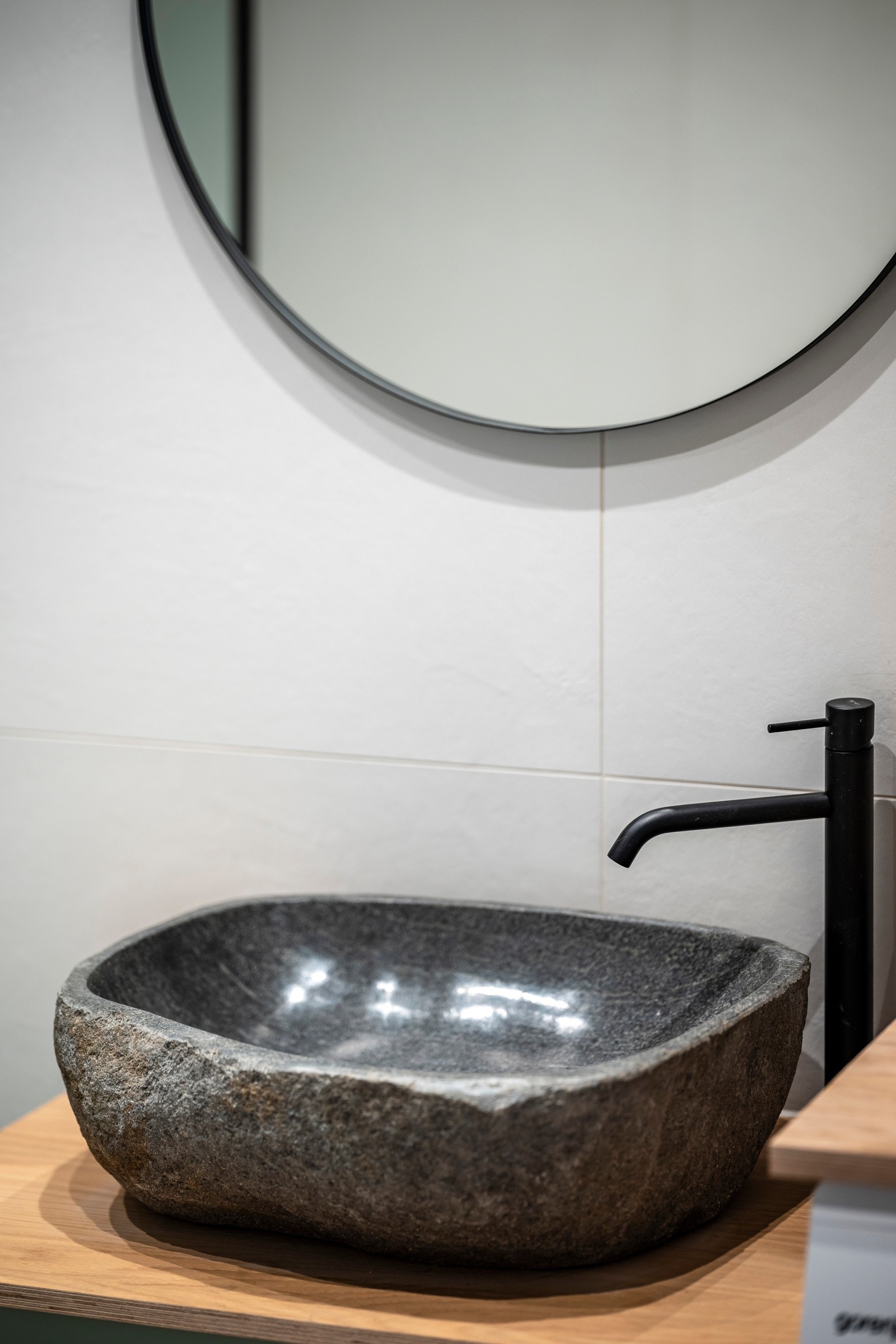 Detalj - servant av stein med sort armatur. Galleribilde