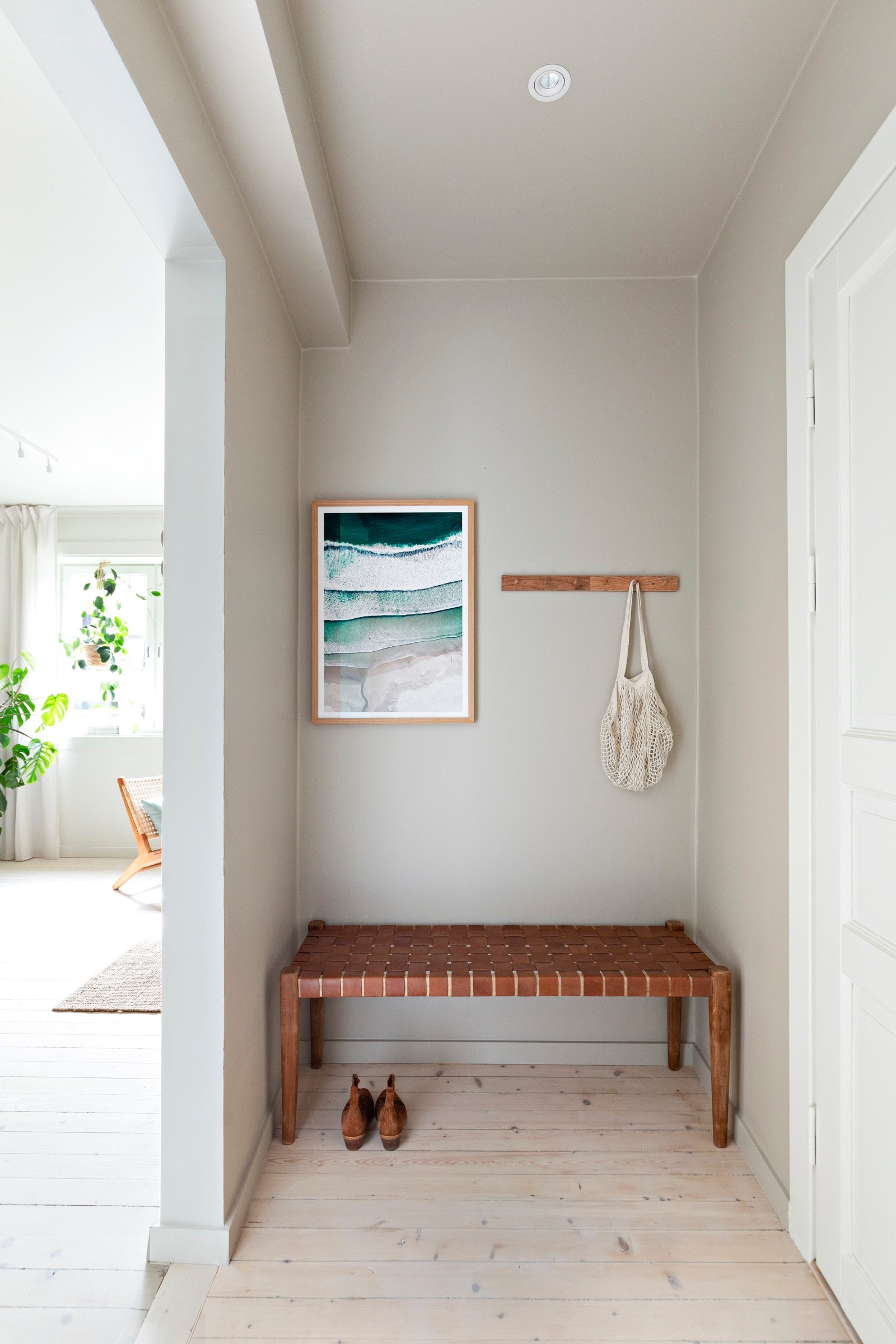 Innbydende entré/gang som gir et velfortjent godt førsteinntrykk av boligen. Downlights i himling. Galleribilde