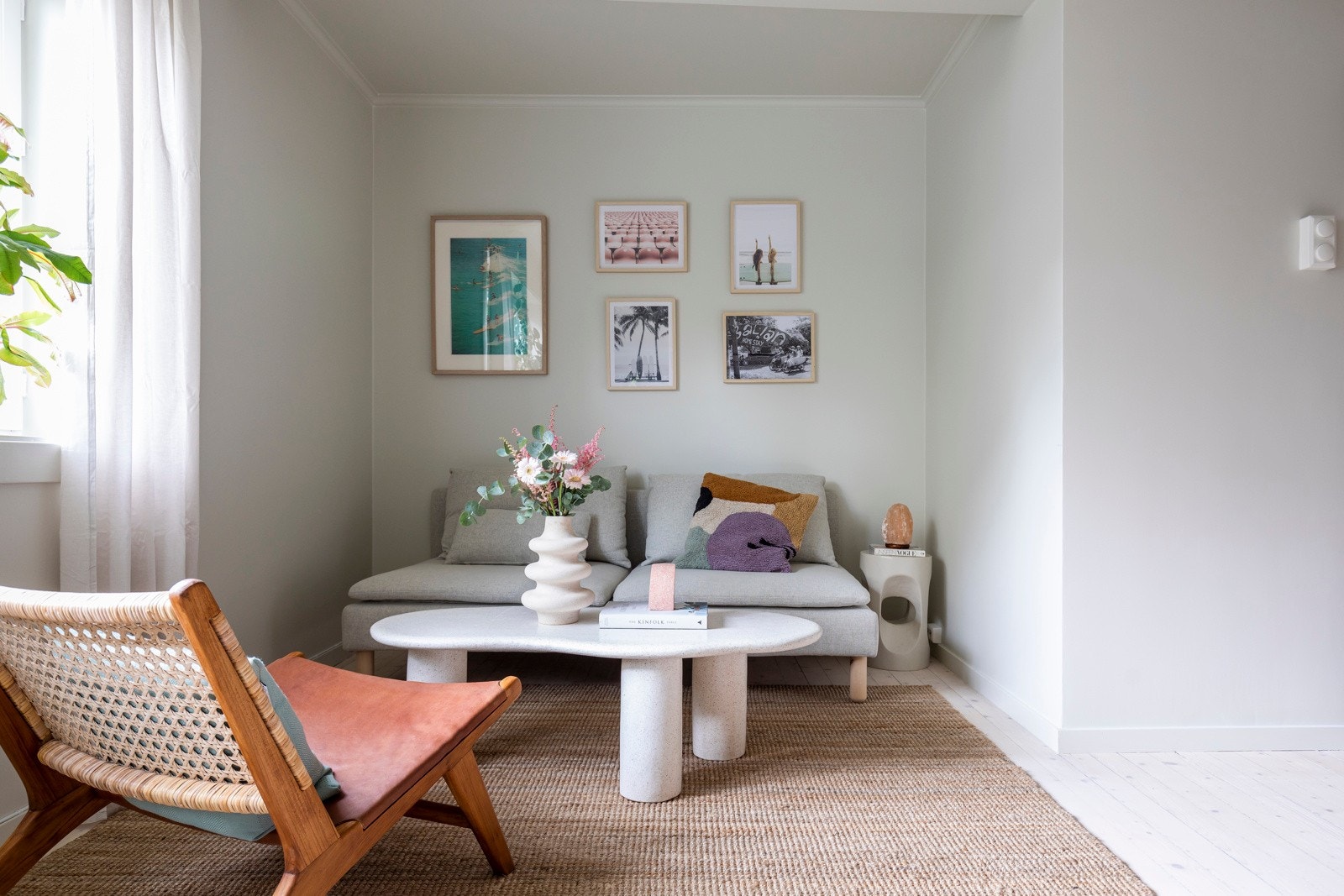 I stuen er det god plass til sofagruppe, TV-seksjon, hyller og annet ønsket møblement. Galleribilde