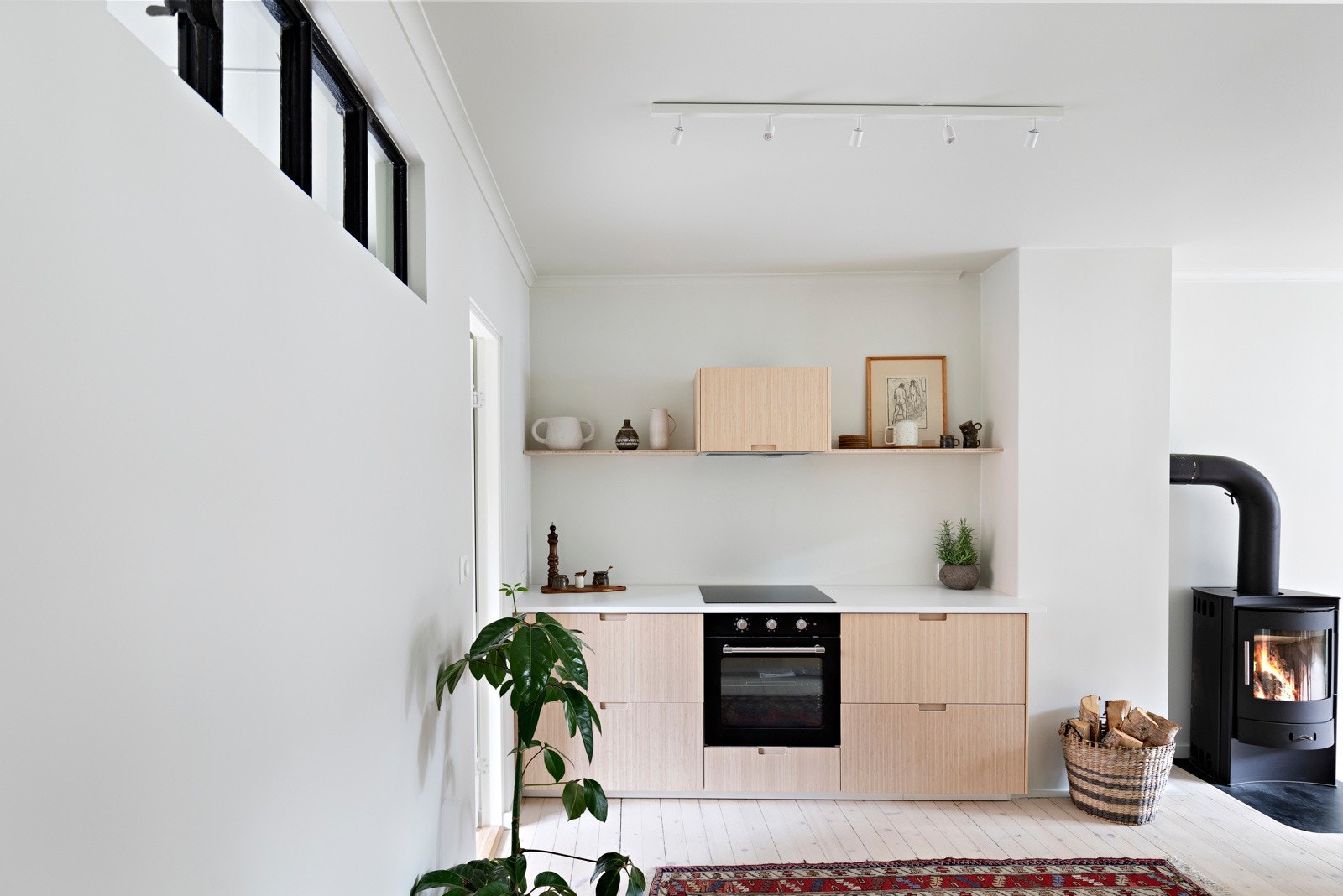 Spesialtilpassede løsninger og vegghengt hylle som også fungerer som et dekorativt element. Galleribilde