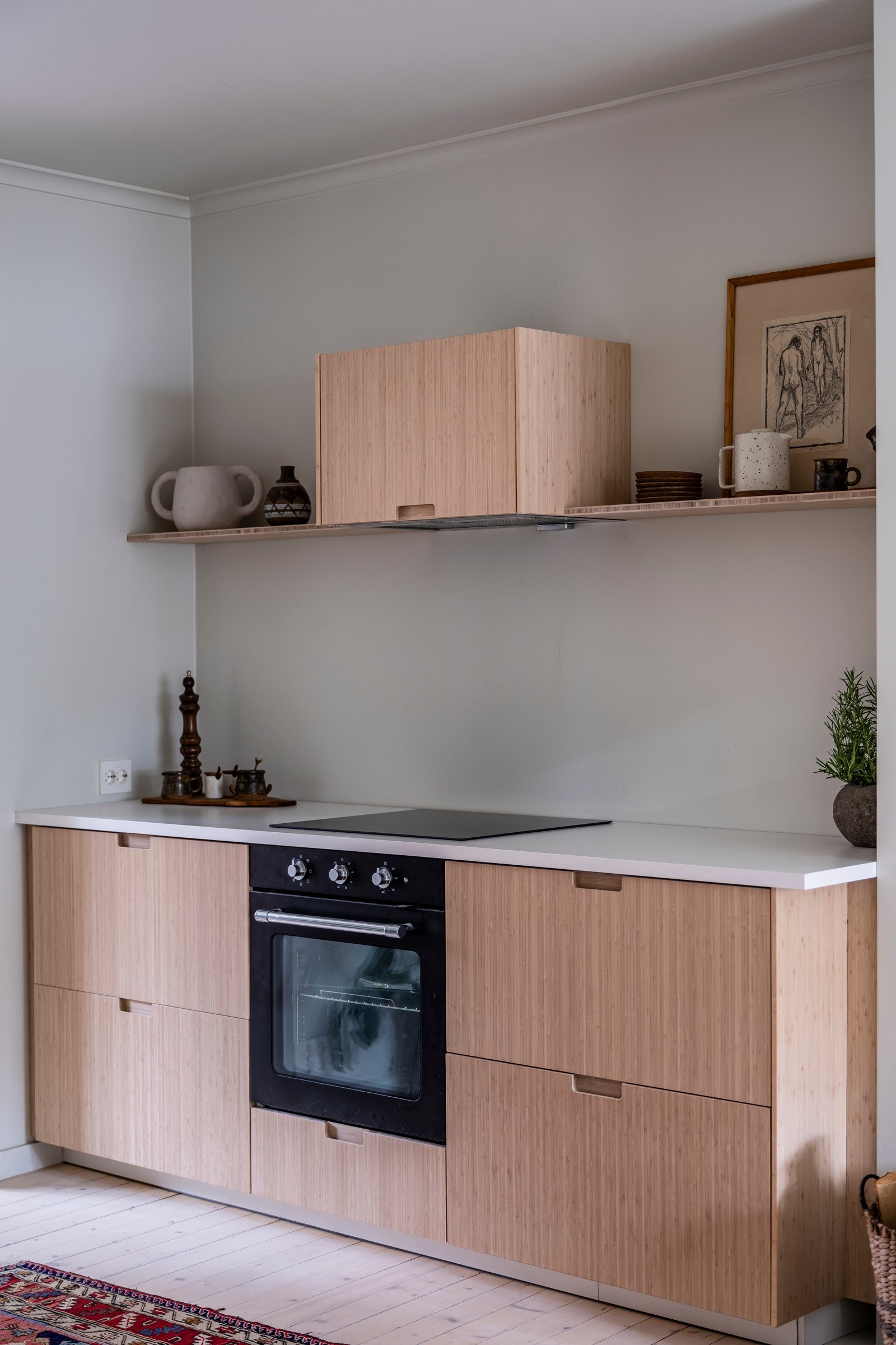 Kjøkkenet er utstyrt med integrerte hvitevarer; oppvaskmaskin, stekeovn, induksjonstopp og ventilator. Plass til frittstående kjøleskap/fryser. Galleribilde