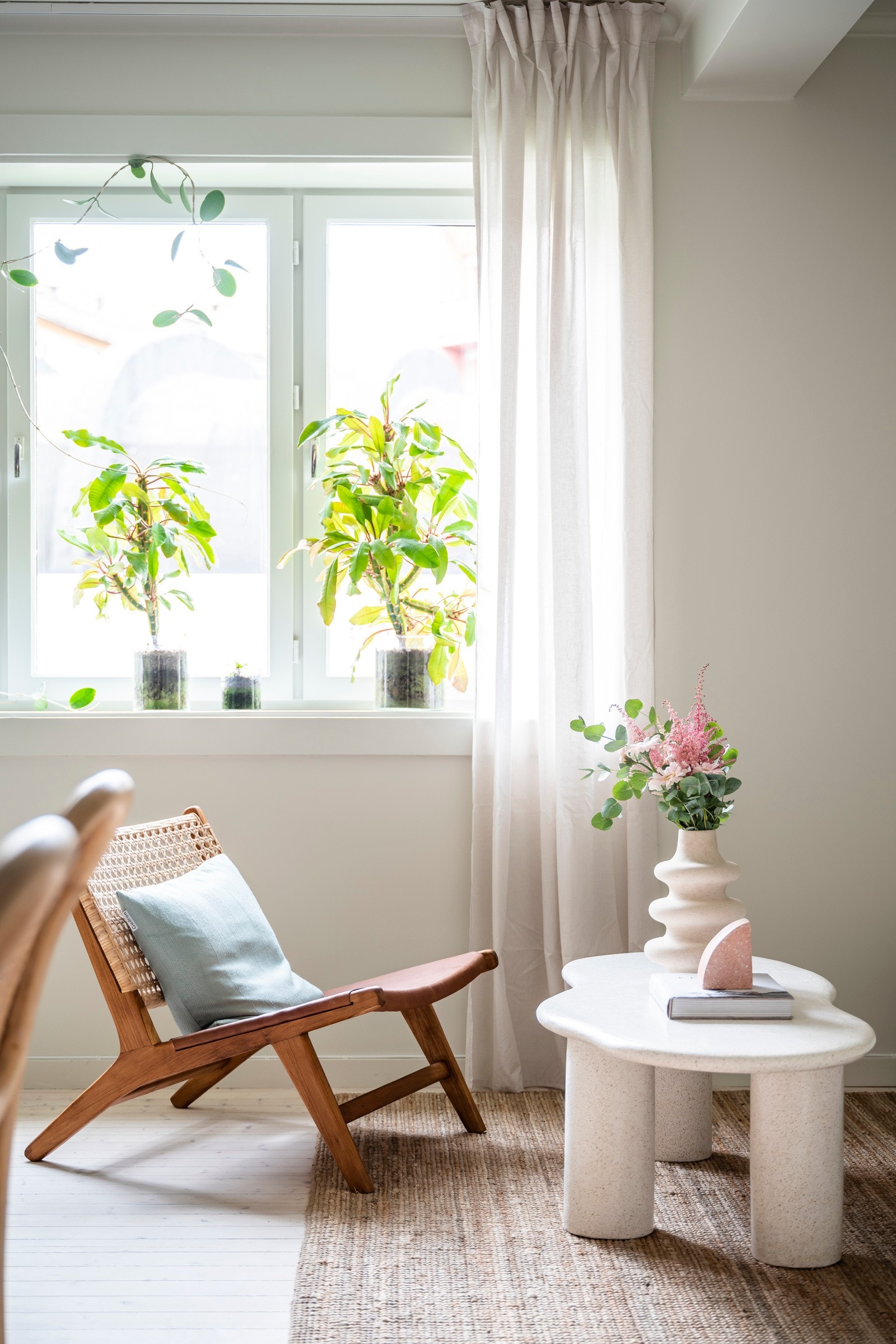 Fin takhøyde (opptil 2,61 meter), samt store vindusflater som gjør rommet ekstra lyst og luftig. Galleribilde