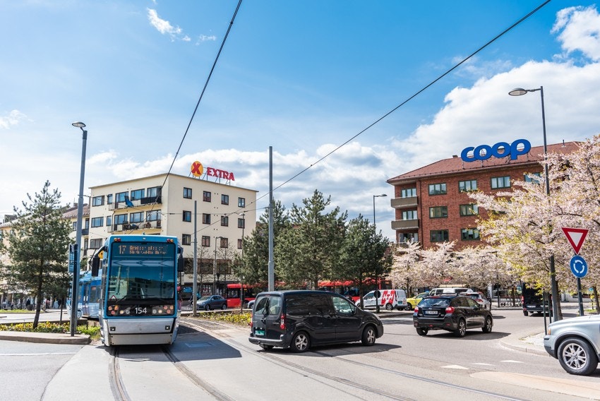 Carl Berner er et knutepunkt for offentlig kommunikasjon i Oslo med trikk-, buss-, og t-baneforbindelser i alle byens retninger. Galleribilde