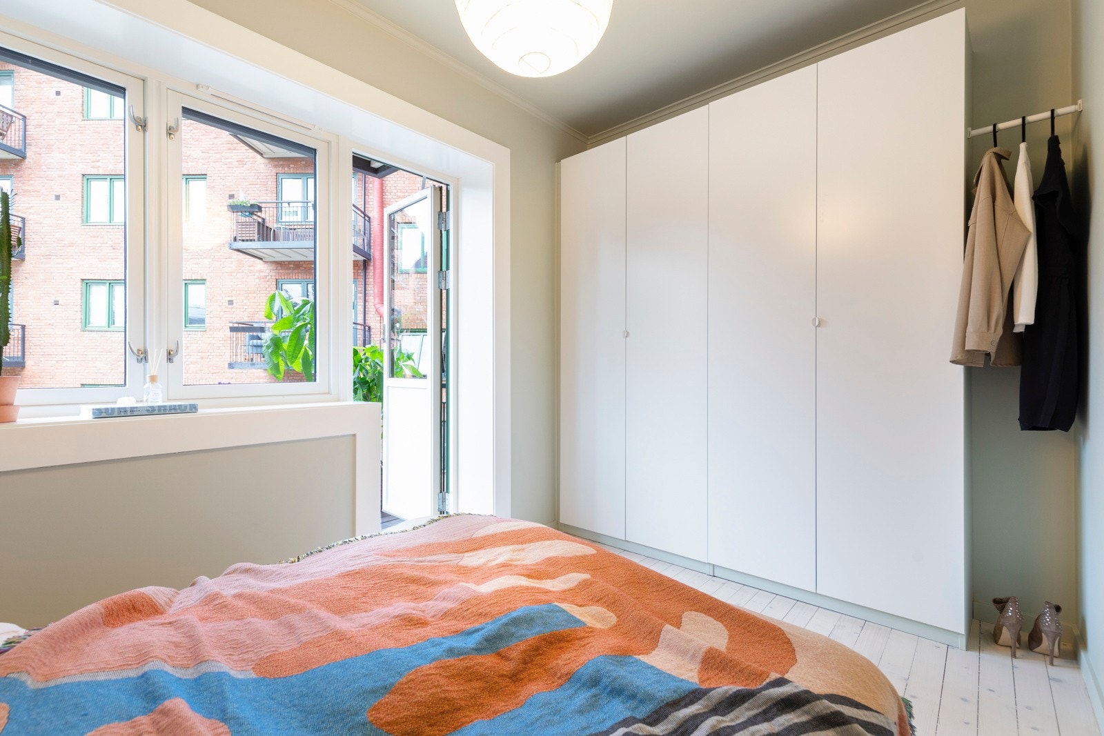 Soverom 1: Rikelig oppbevaringsplass i garderobeskap. Galleribilde