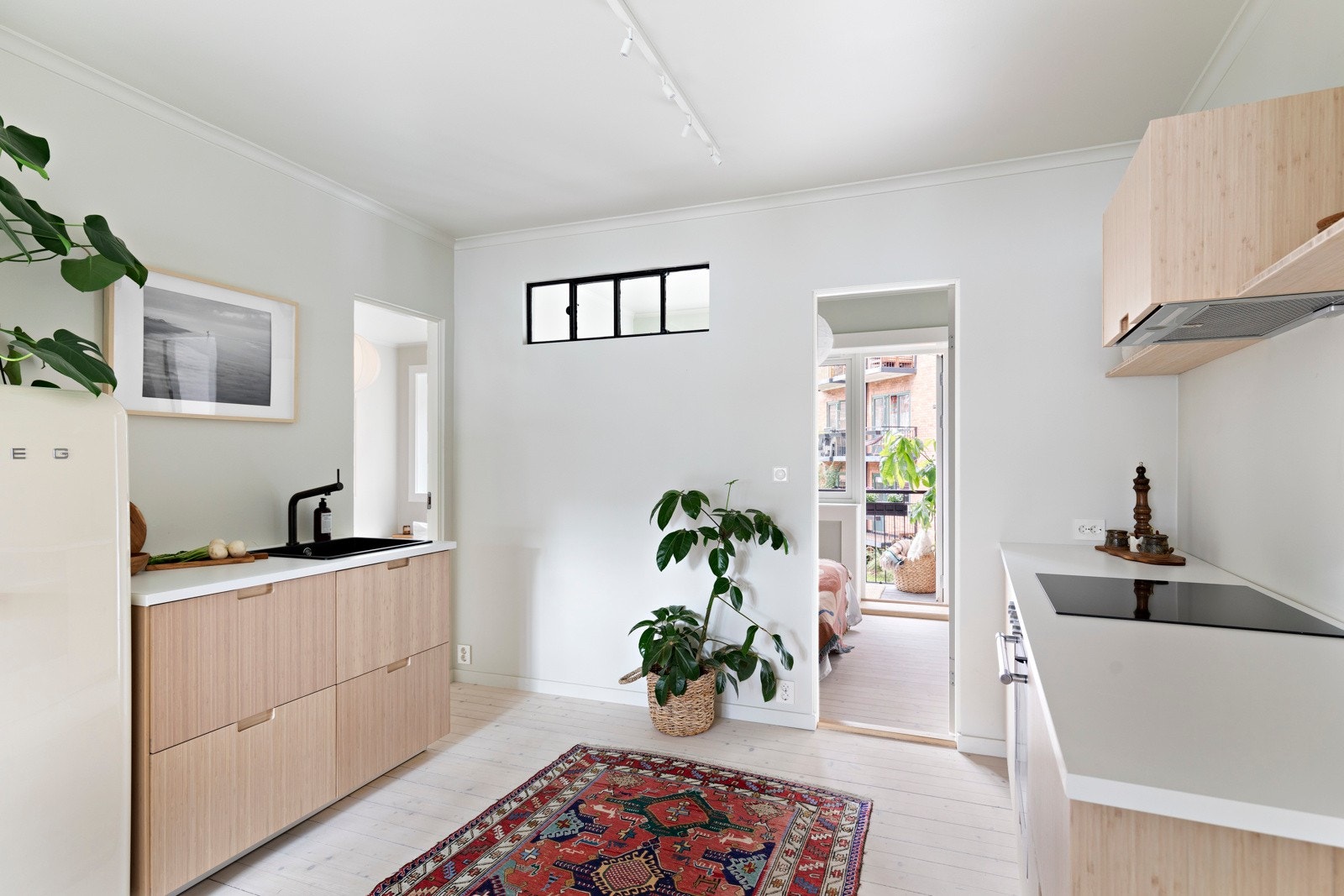 Et romslig hjørne med god arbeidsplass. Galleribilde