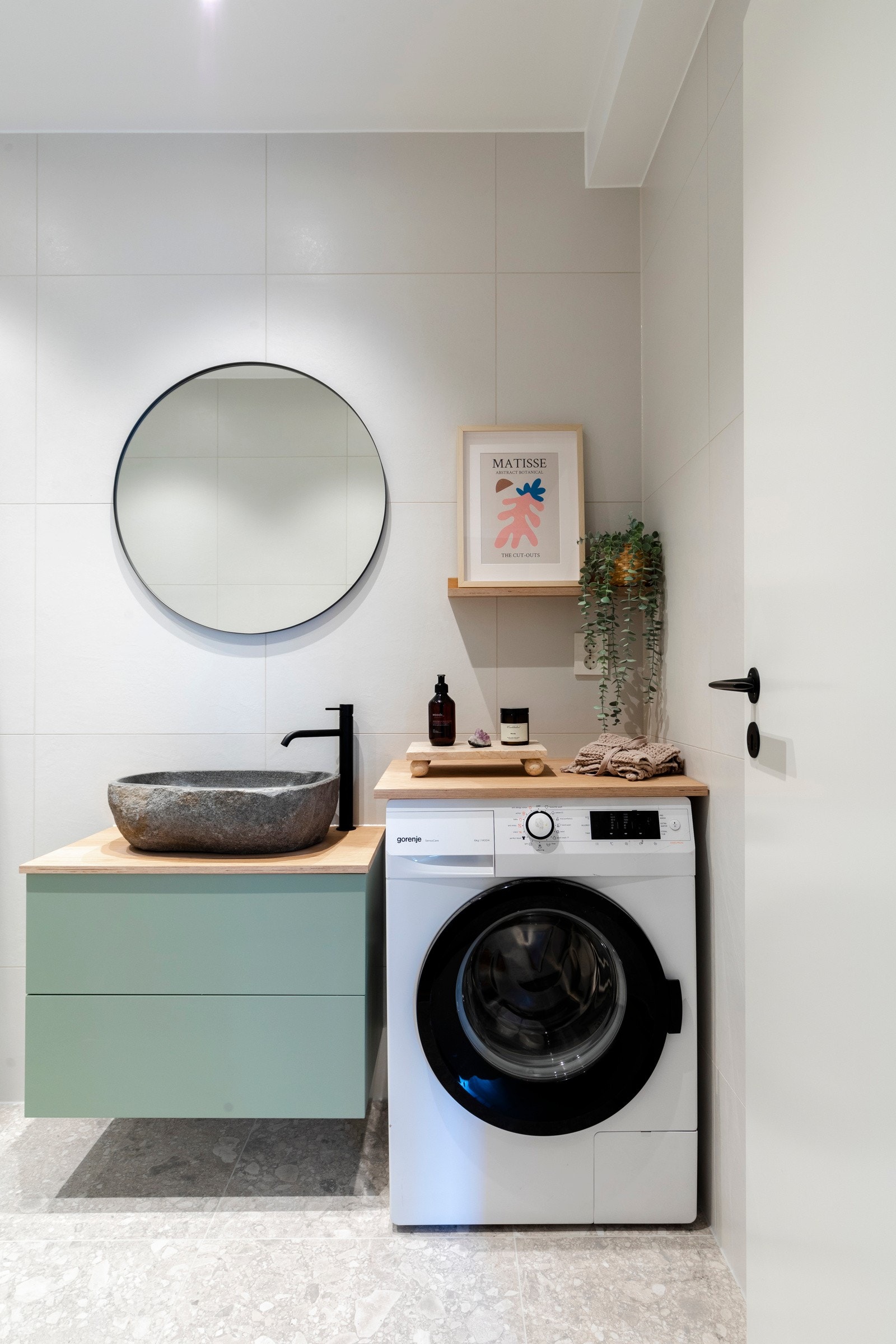 Servant med skuffer under og speil over. Opplegg for vaskemaskin. Galleribilde