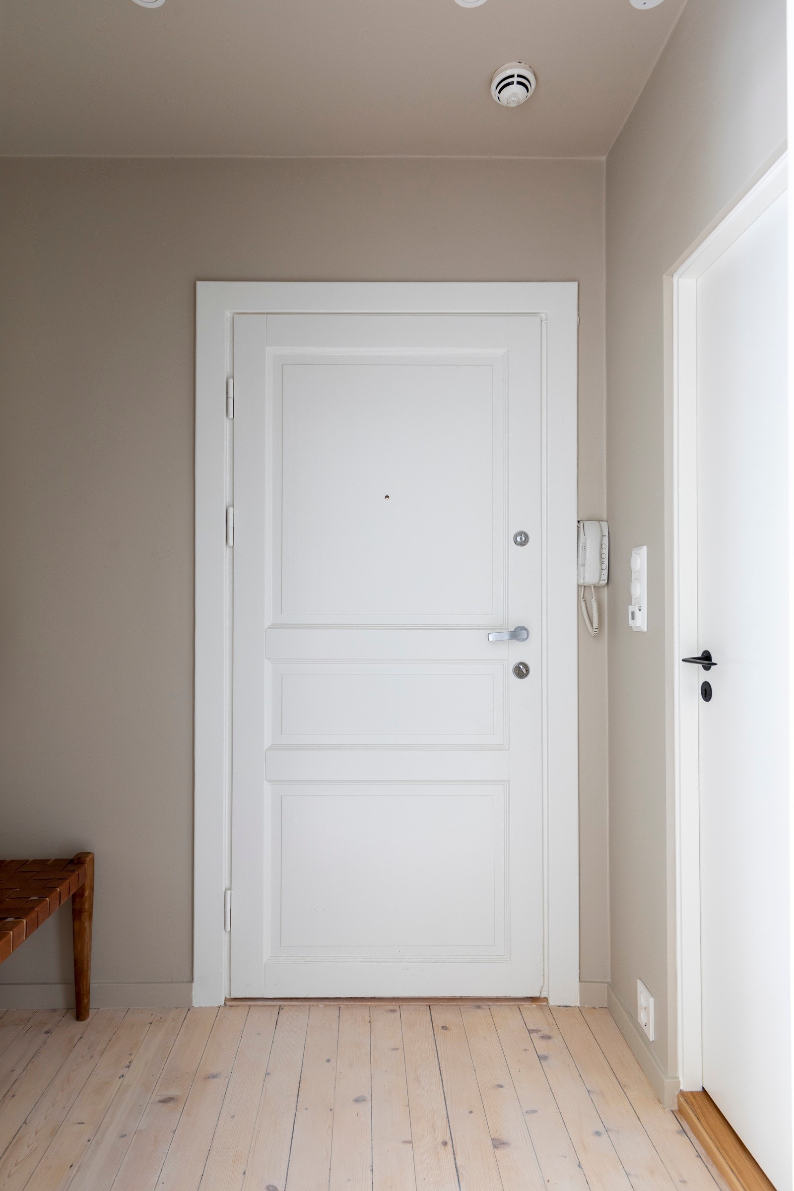 Dørcallinganlegg med portåpner. Boligen disponerer også lofts- og kjellerbod. Galleribilde