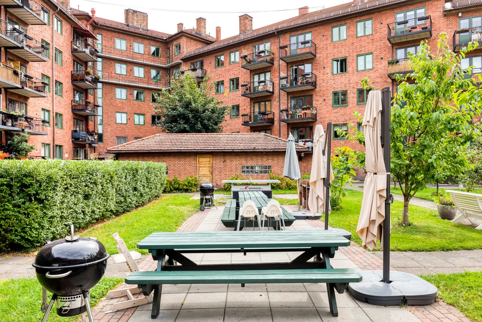 Forskjellige soner med mange sittegrupper og felles grill. Galleribilde