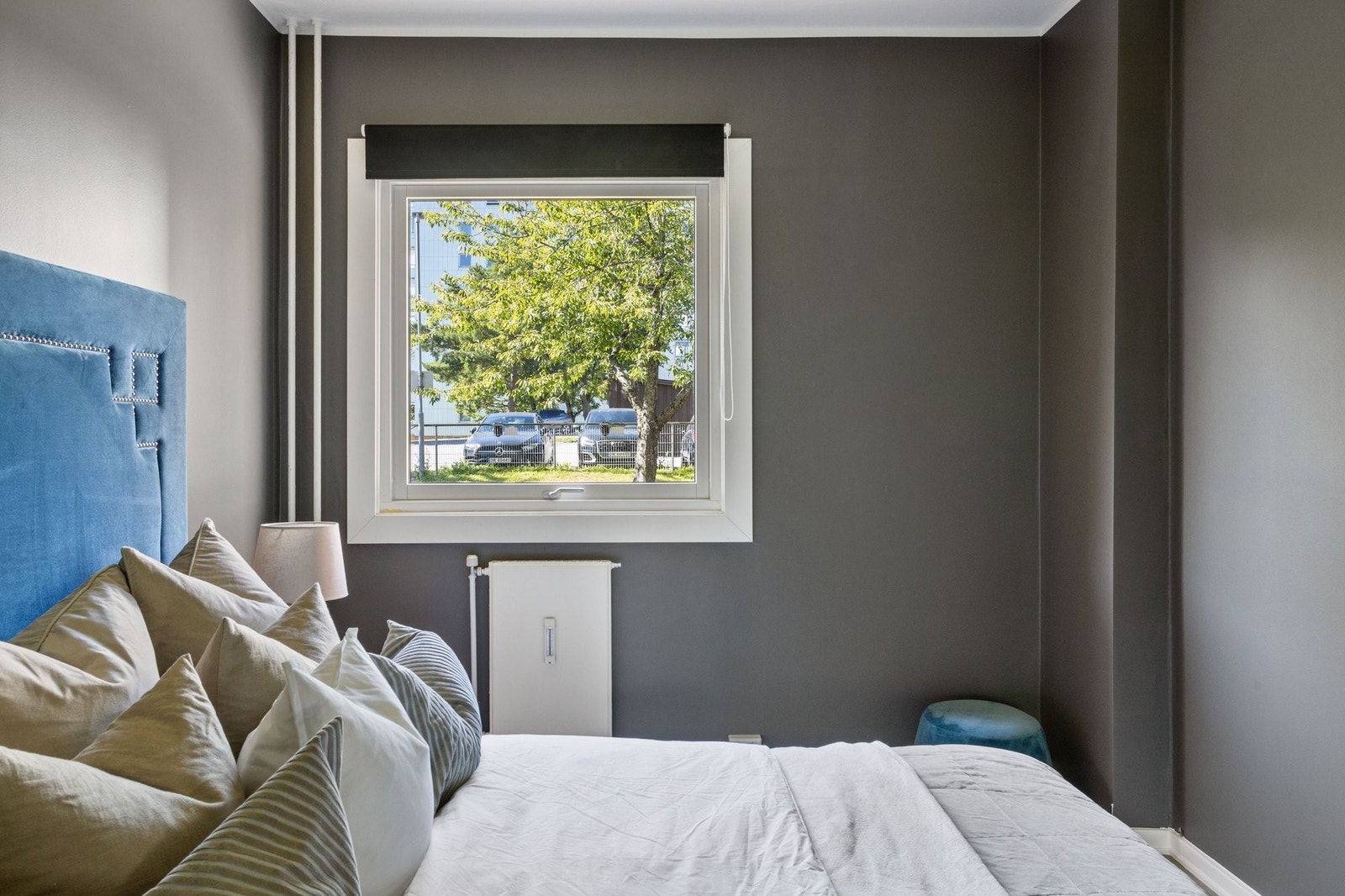 Nytt vindu satt inn i regi av borettslag, lufteventil er malt over og kan åpnes for ventilasjon Galleribilde